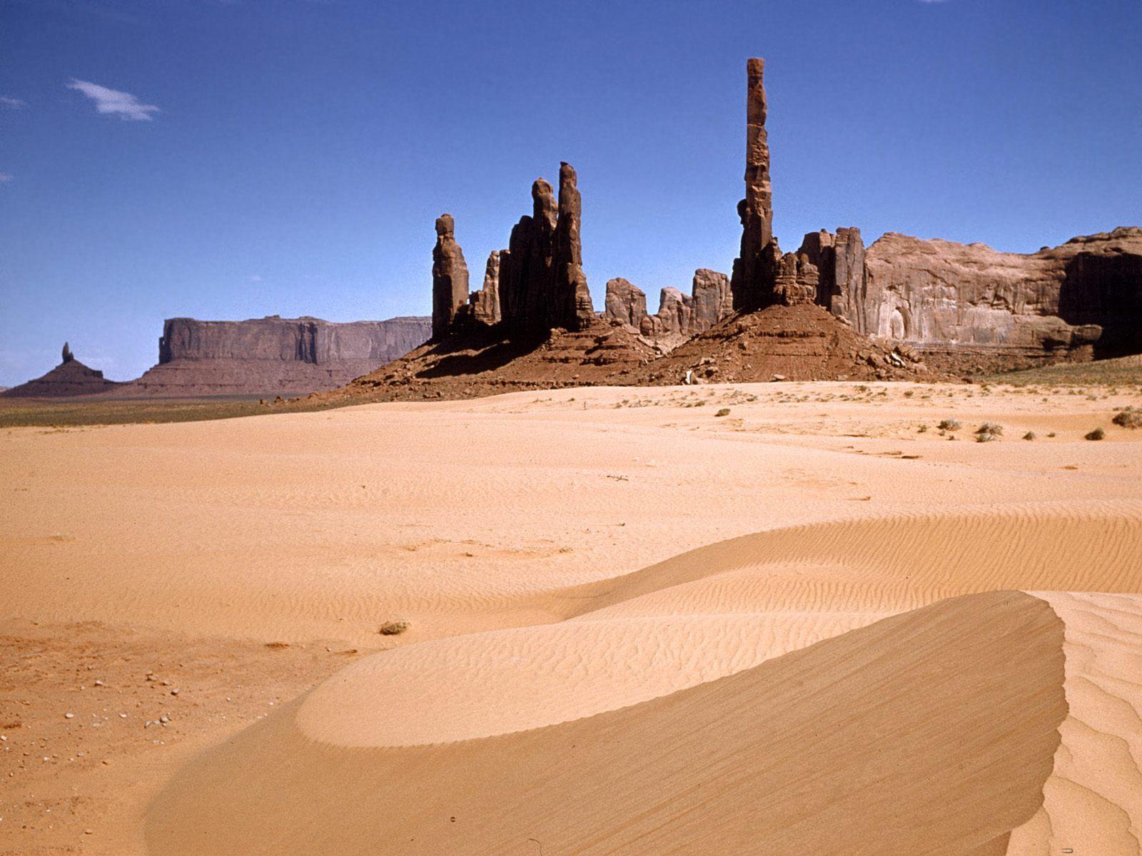 Desert me. Эль ХАМРА пустыня. Абу-Даби песчаные каньоны. Пейзаж пустыни. Пустынный город.