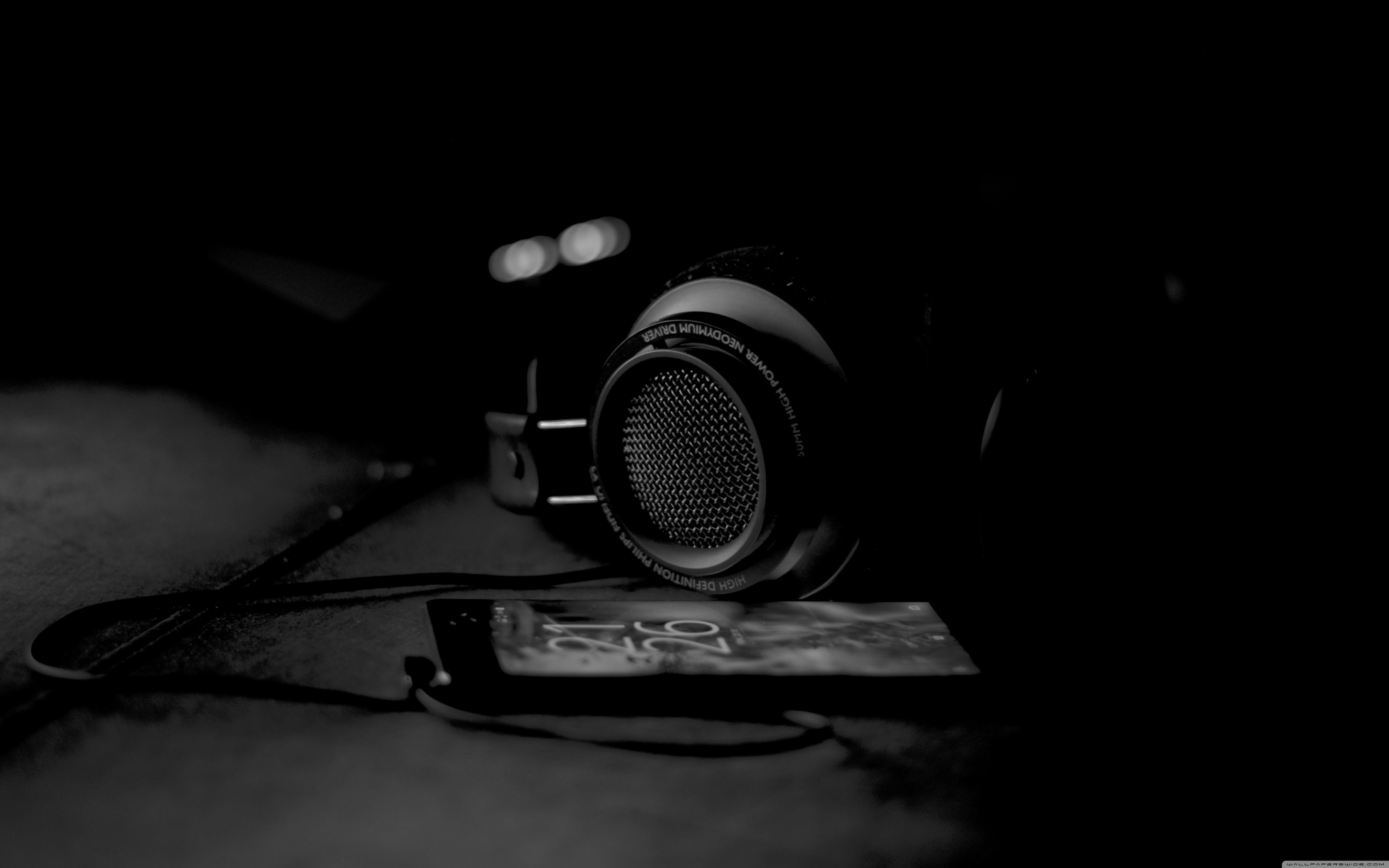 5120x3200 Black Headphones Wallpaper