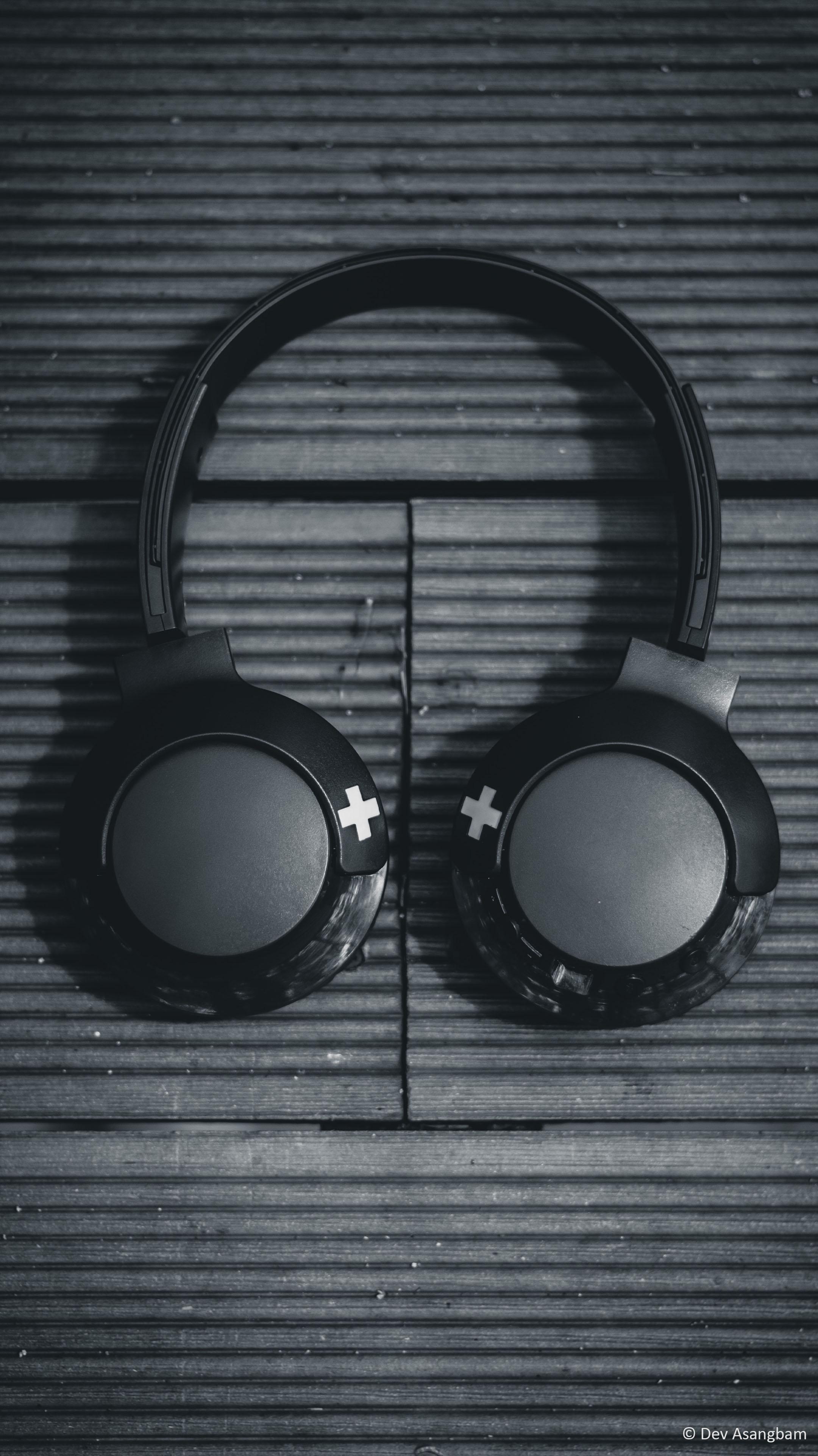2160x3840 Headphone Wireless Music Black & White 4K Ultra HD Mobile Wallpaper