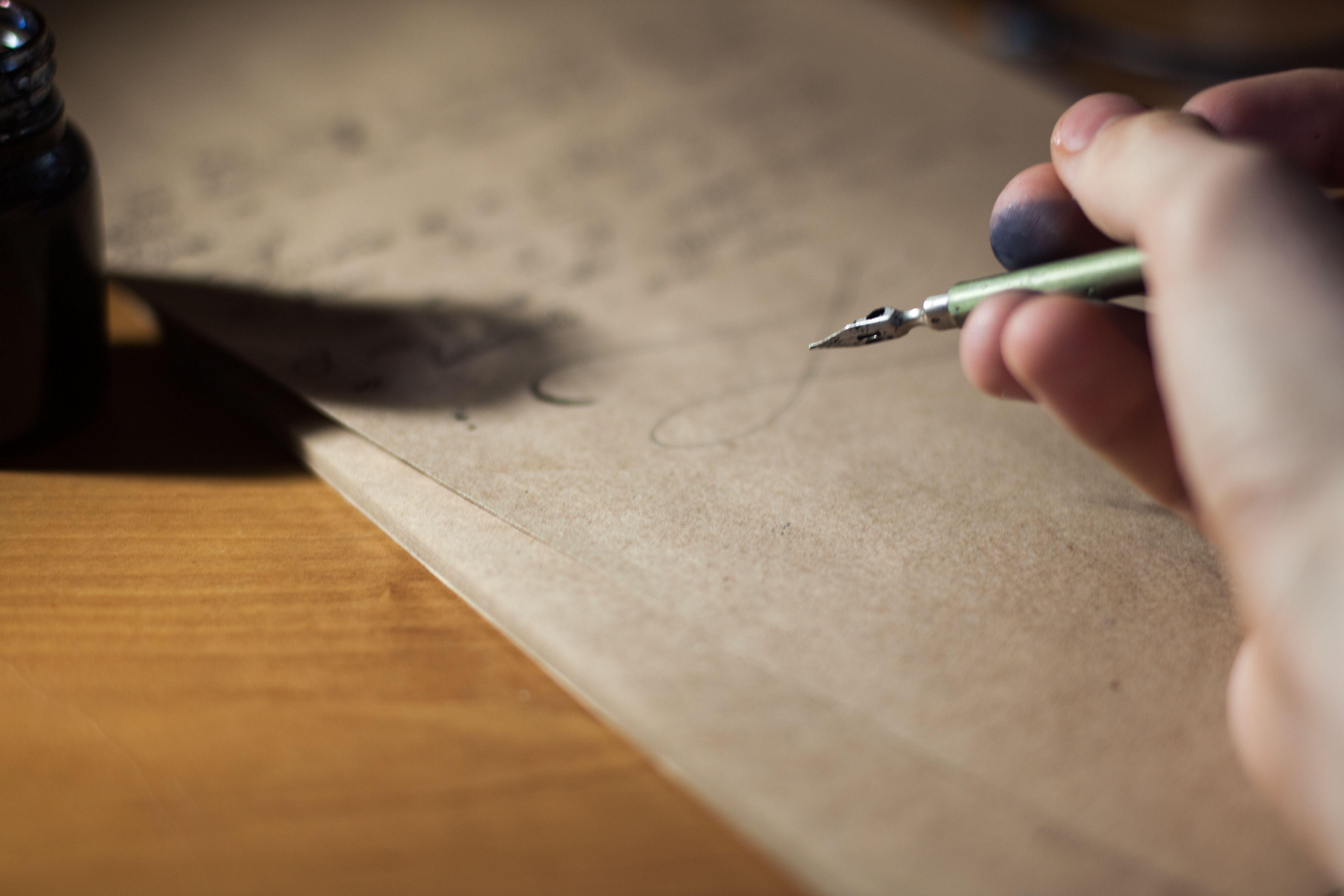 Писать помниться. Перо для письма. Чернила на бумаге. Перьевая ручка и лист. Перо и чернила.