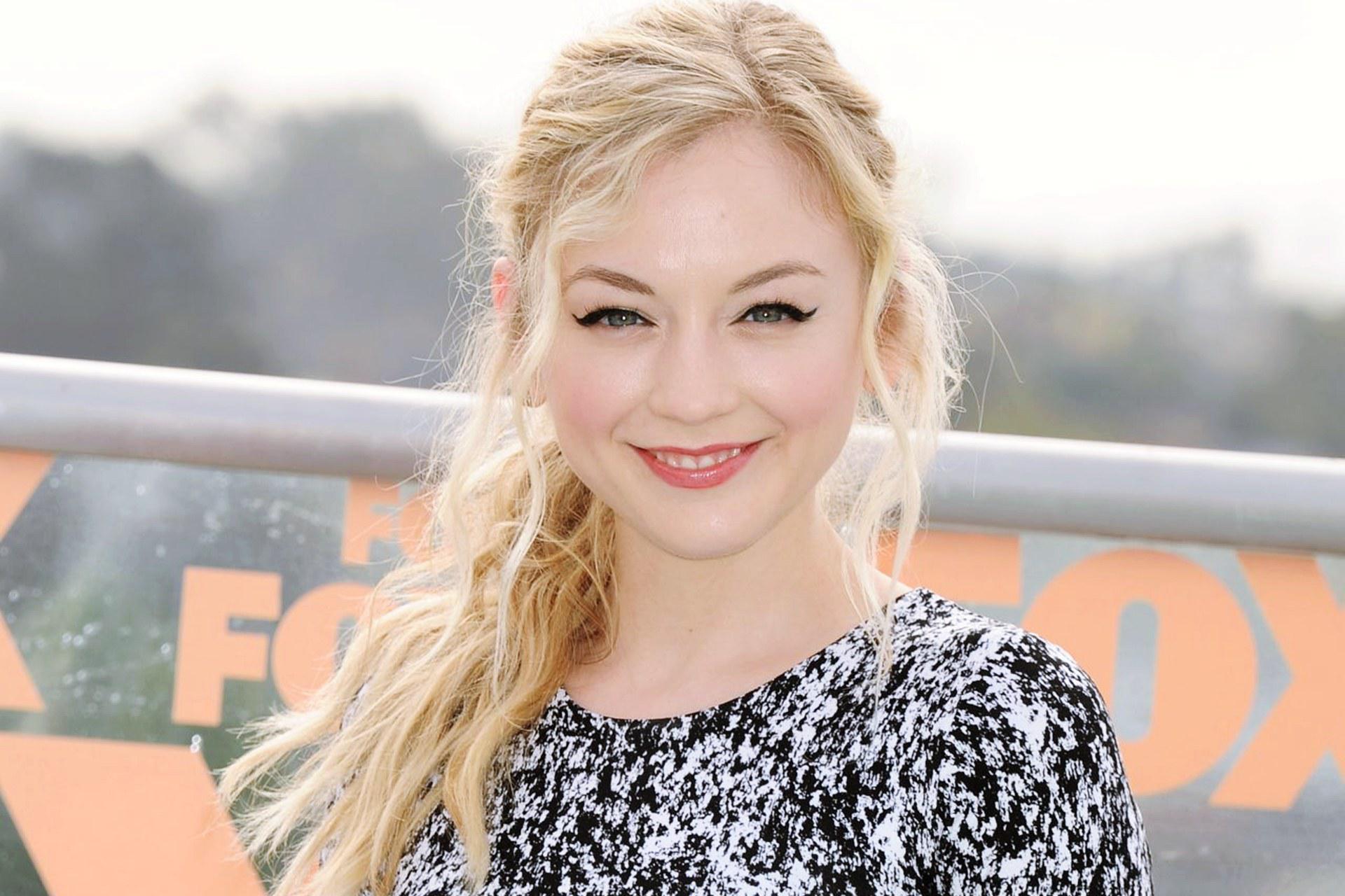 Emily Kinney Wallpapers - Top Free Emily Kinney Backgrounds