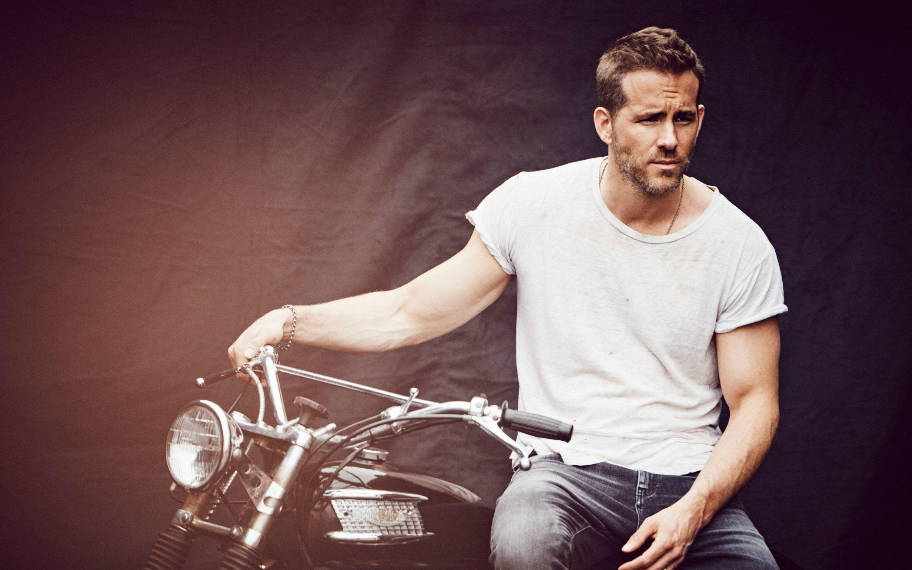 3200x2000 Ryan Reynolds in Deadpool wallpaper