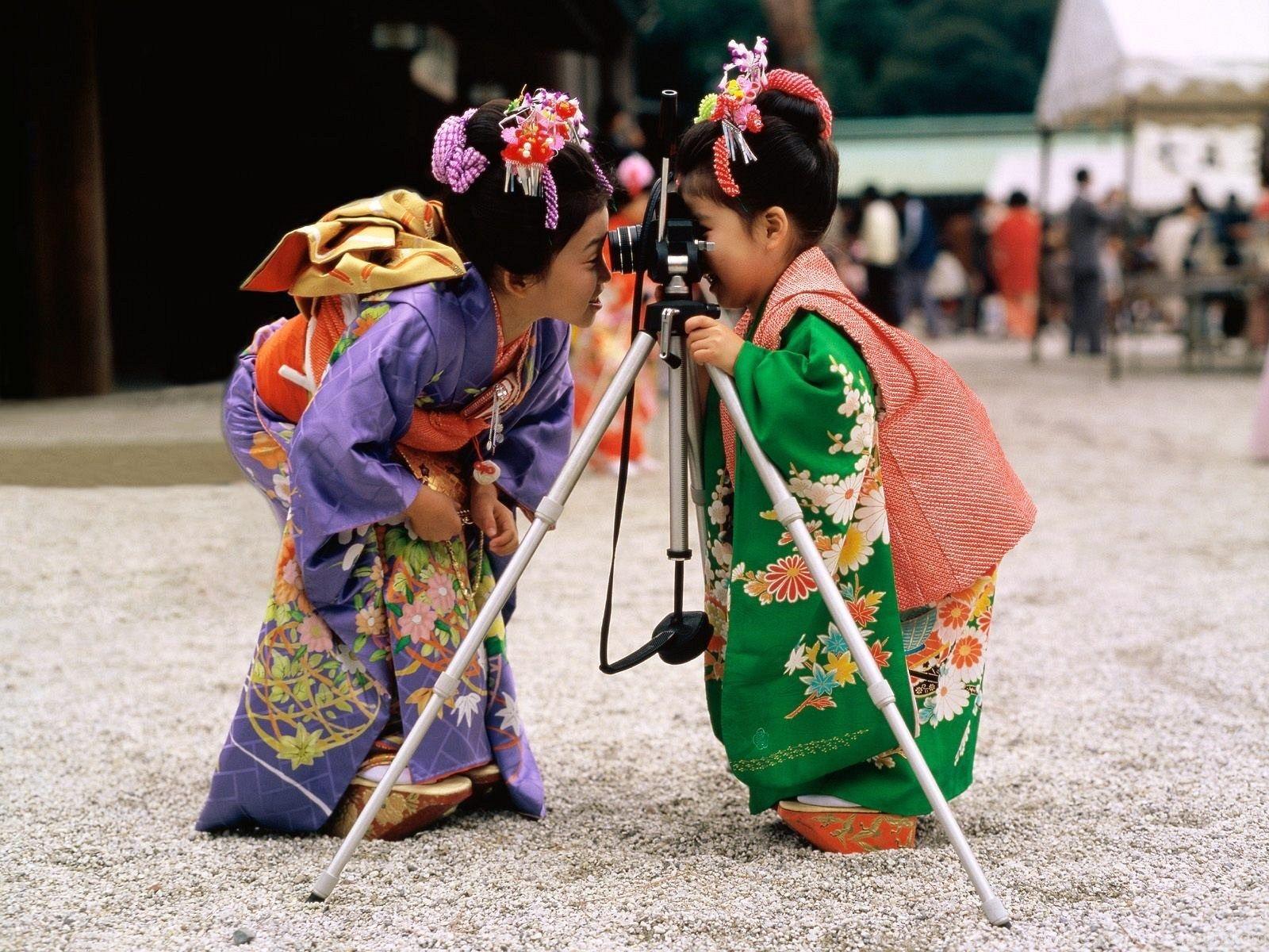 1600x1200 Wallpaper Chinese Girls Play With Camera 1600 X 1200 People. Desktop Background