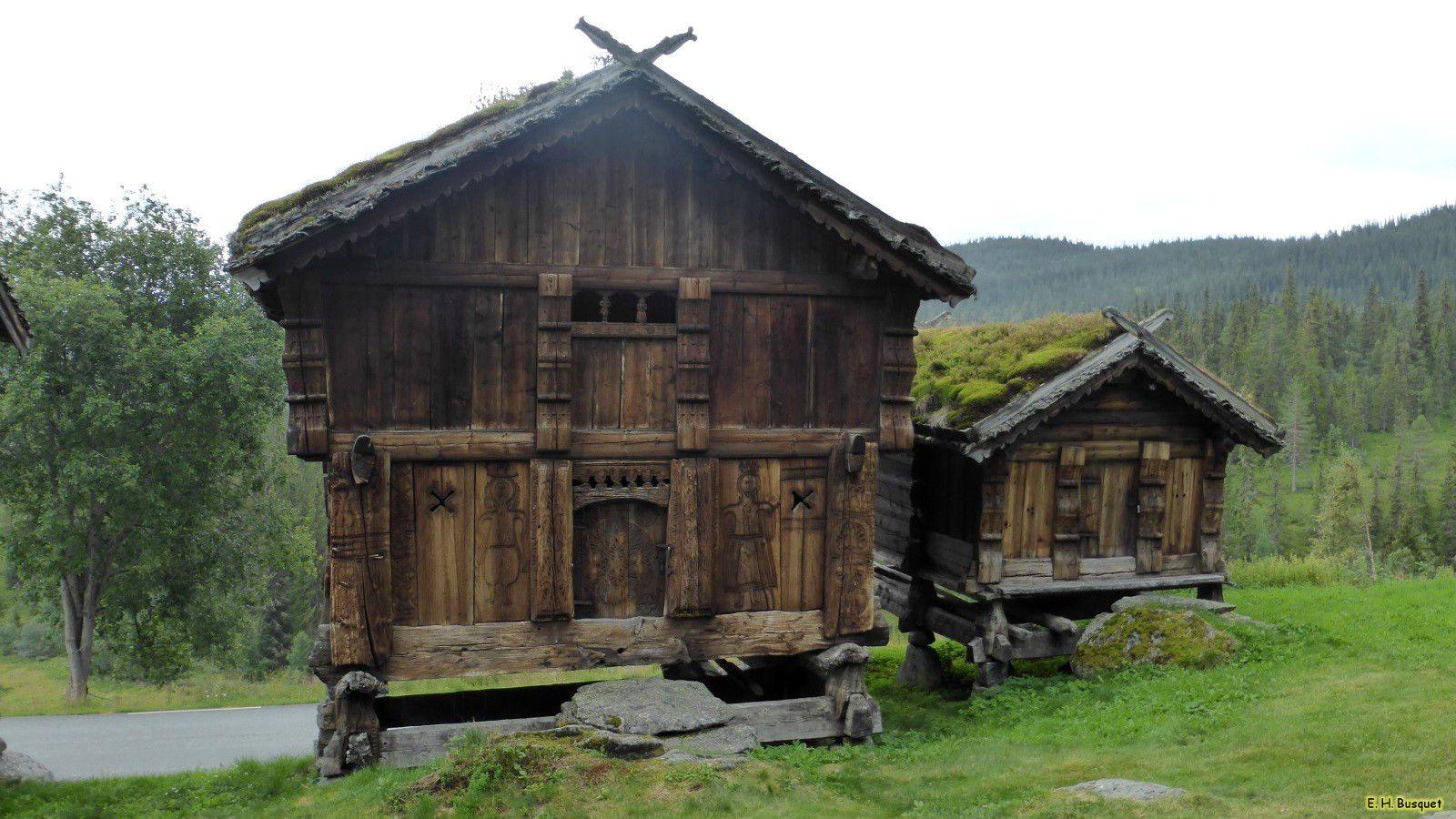 1600x900 Wooden log cabins's HD Wallpaper