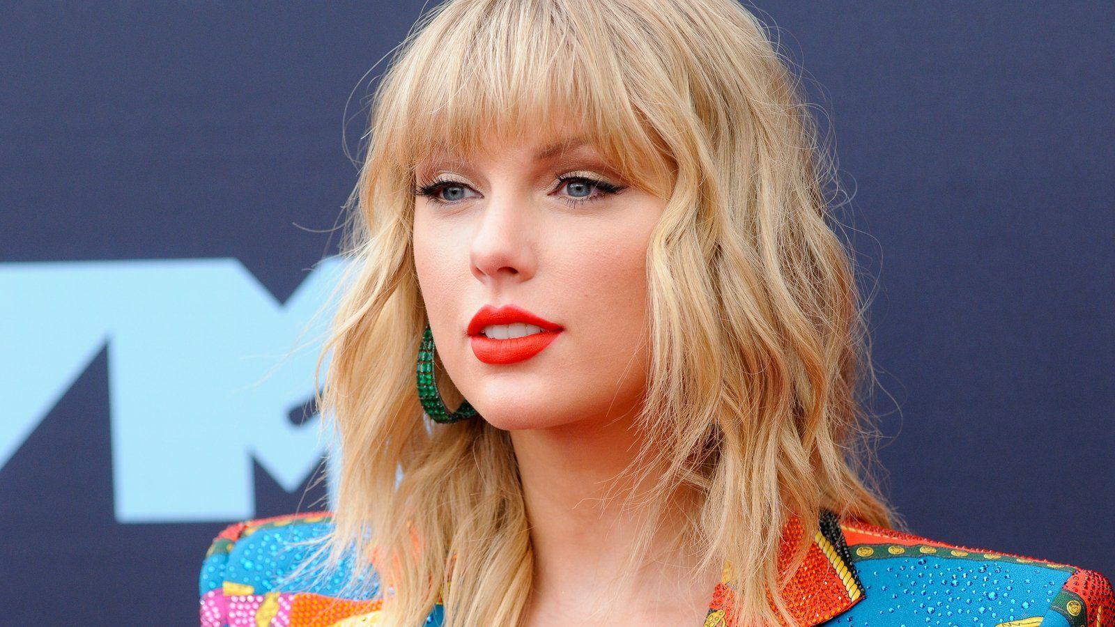 1600x900 Taylor Swift Calls Kanye West 'two Faced'