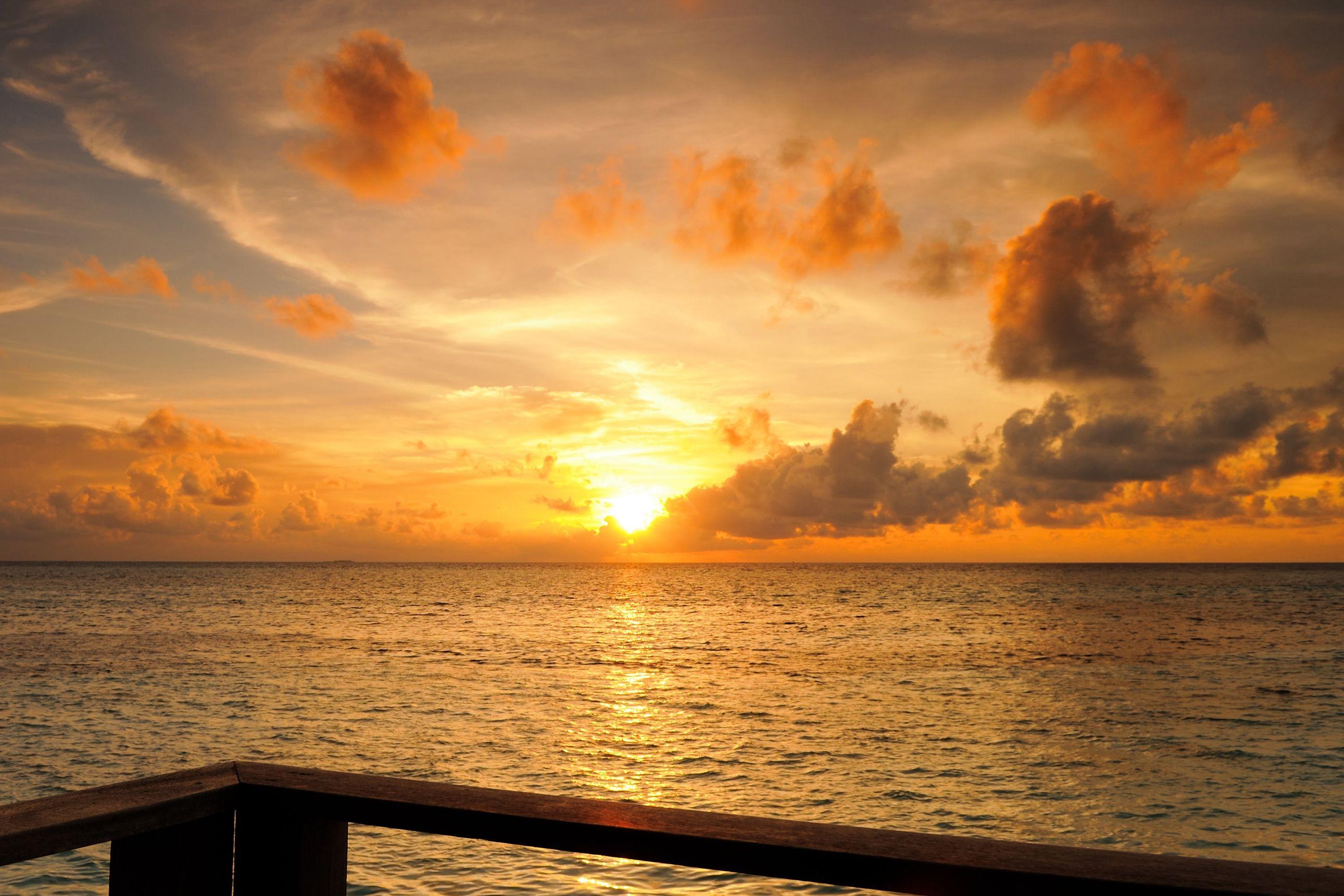 2581x1720 Maldives Sunset Background Desktop .