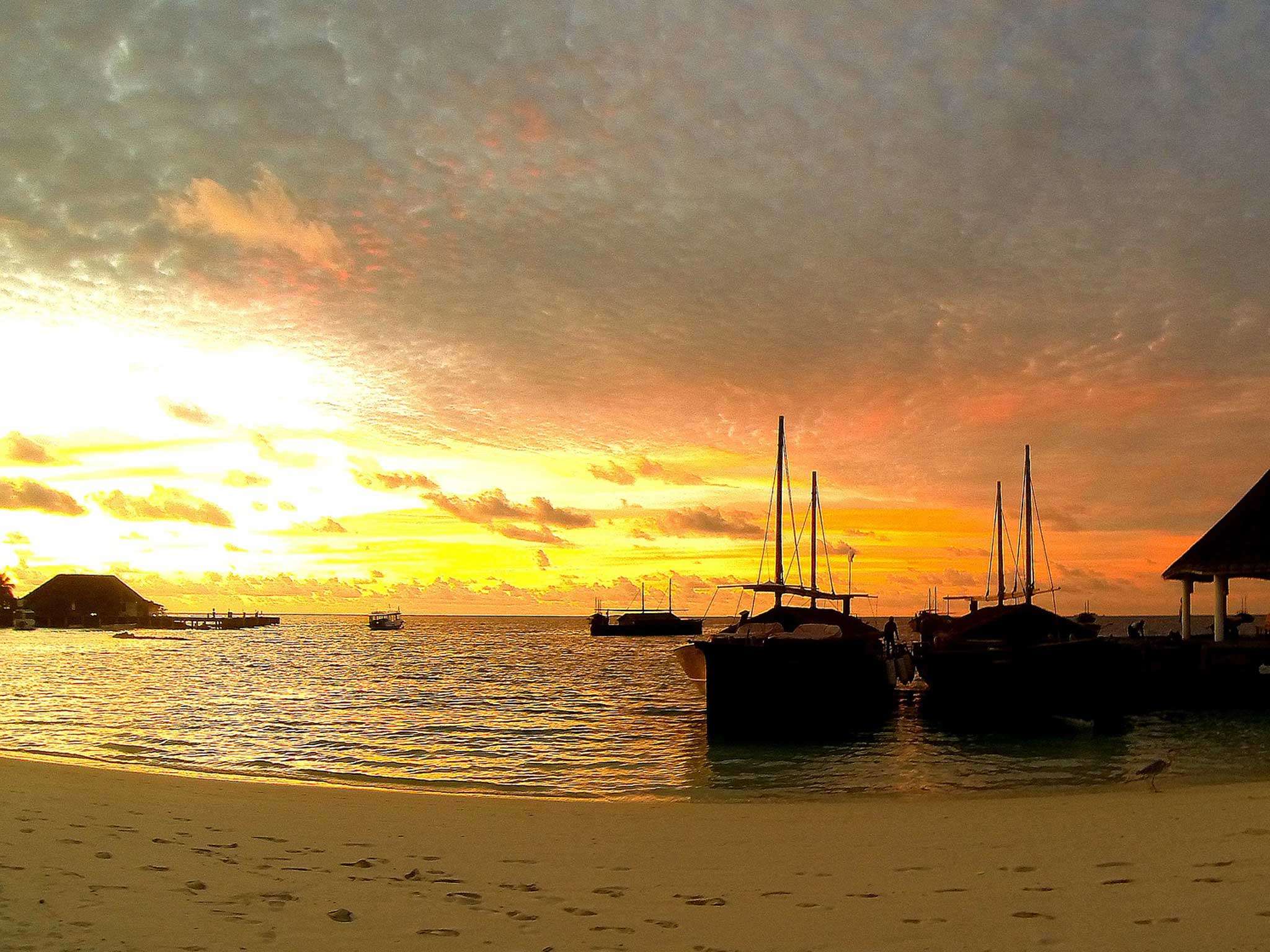 2048x1536 Sunset Wallpaper Maldives