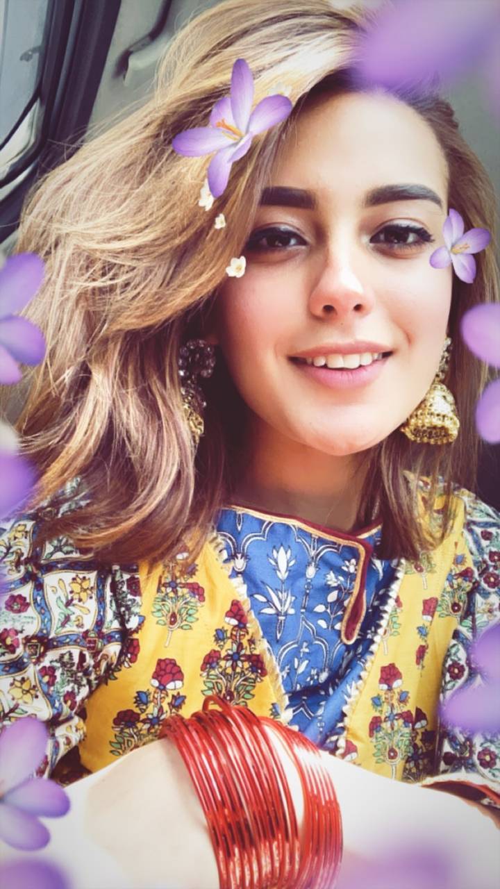 720x1280 Iqra Aziz Wallpaper