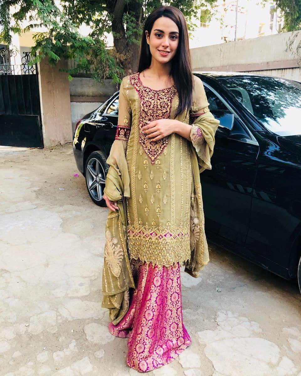 960x1200 Iqra Aziz, Height & Life Story. Super Stars Bio