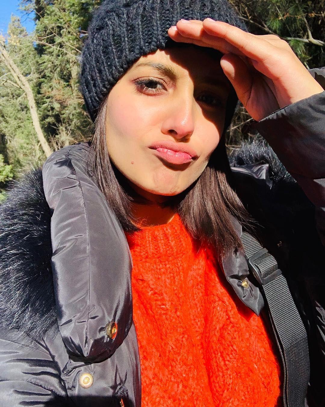 1080x1350 Iqra Aziz Wallpaper