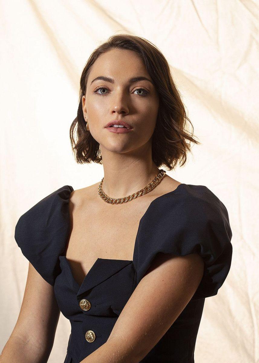 857x1200 Violett Beane wallpaper