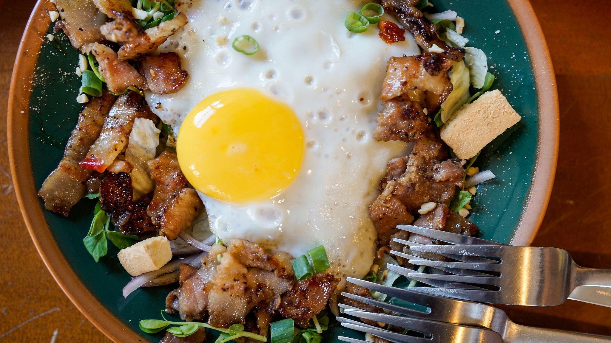 2048x1152 Download wallpaper 2048x1152 fried eggs, bacon, toast, croutons, forks ultrawide monitor HD background