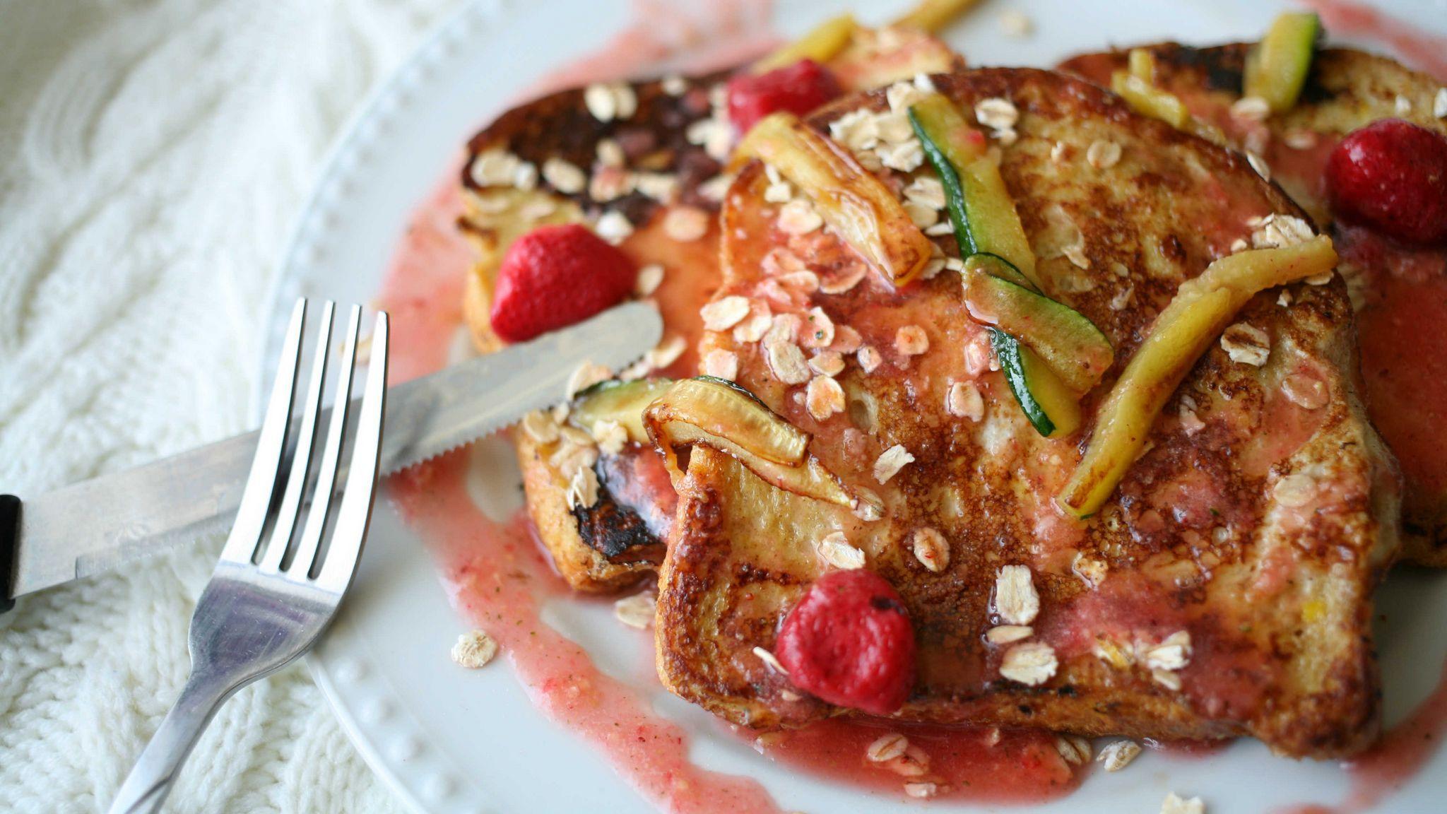 2048x1152 Download wallpaper 2048x1152 french toast, courgette, sauce, strawberry ultrawide monitor HD background