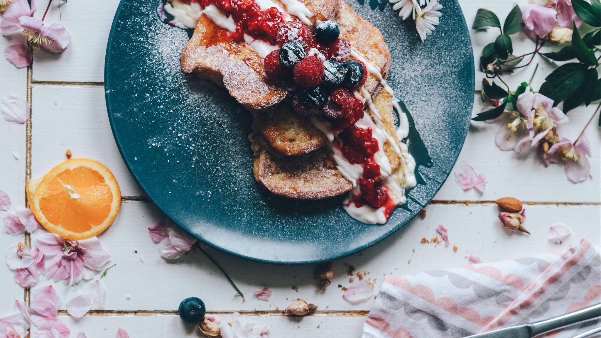2048x1152 Download wallpaper 2048x1152 sandwiches, jam, berries, powder, dessert ultrawide monitor HD background