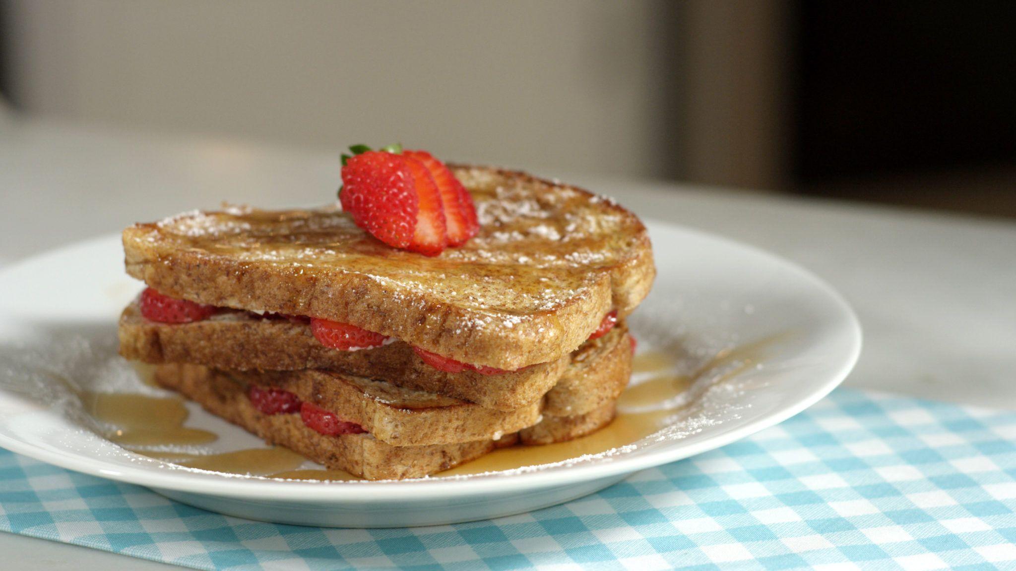 2048x1152 Stuffed Strawberry French Toast