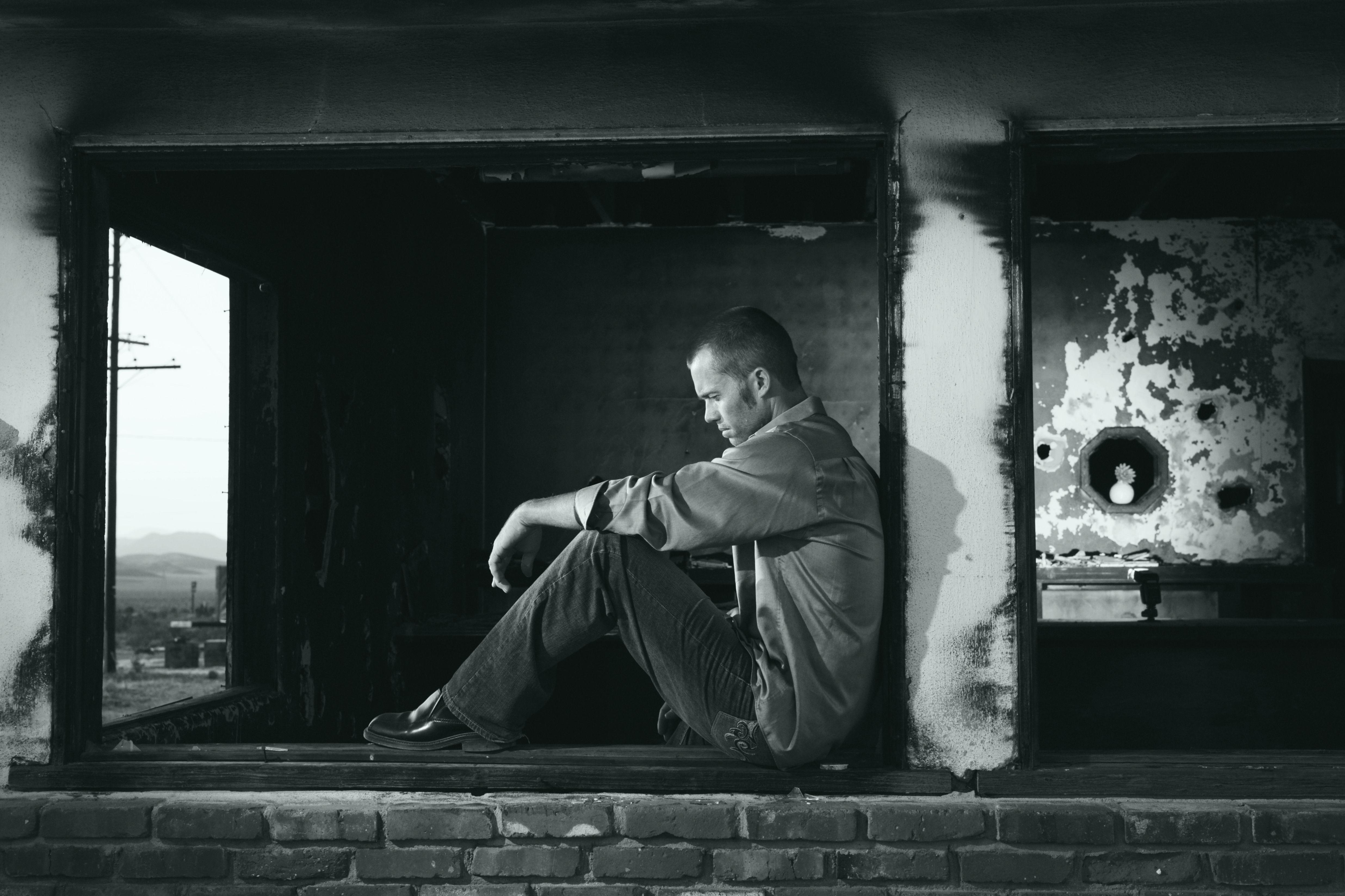 4945x3296 Grayscale Photo of Man Sitting · Free