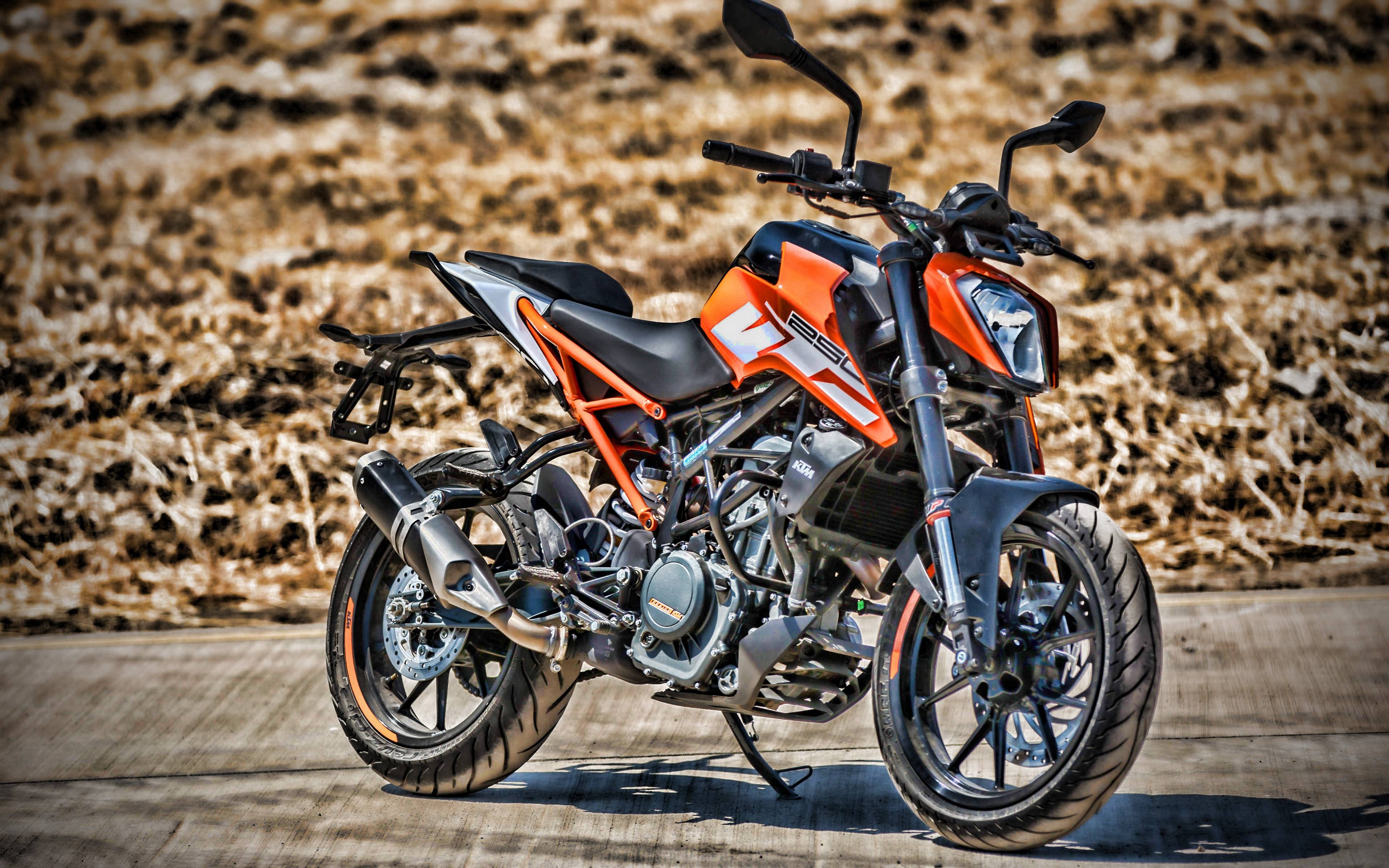 KTM Duke 85 эндуро на красивом фоне