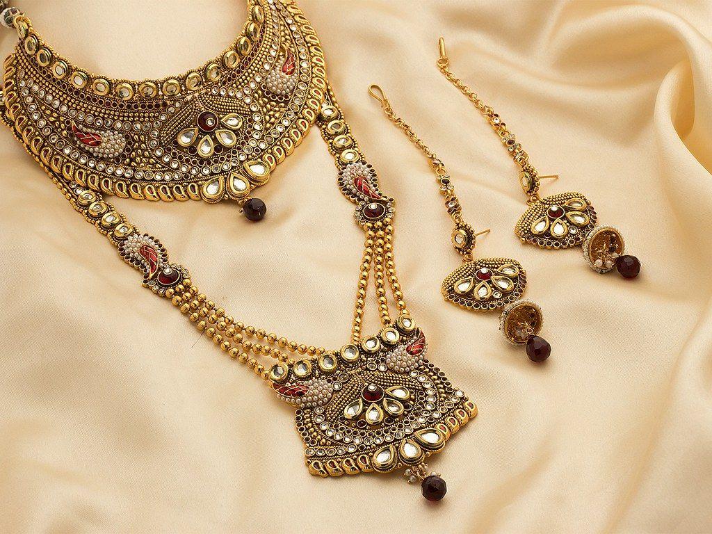 1024x768 Gold Jewellery Picture Wallpaper