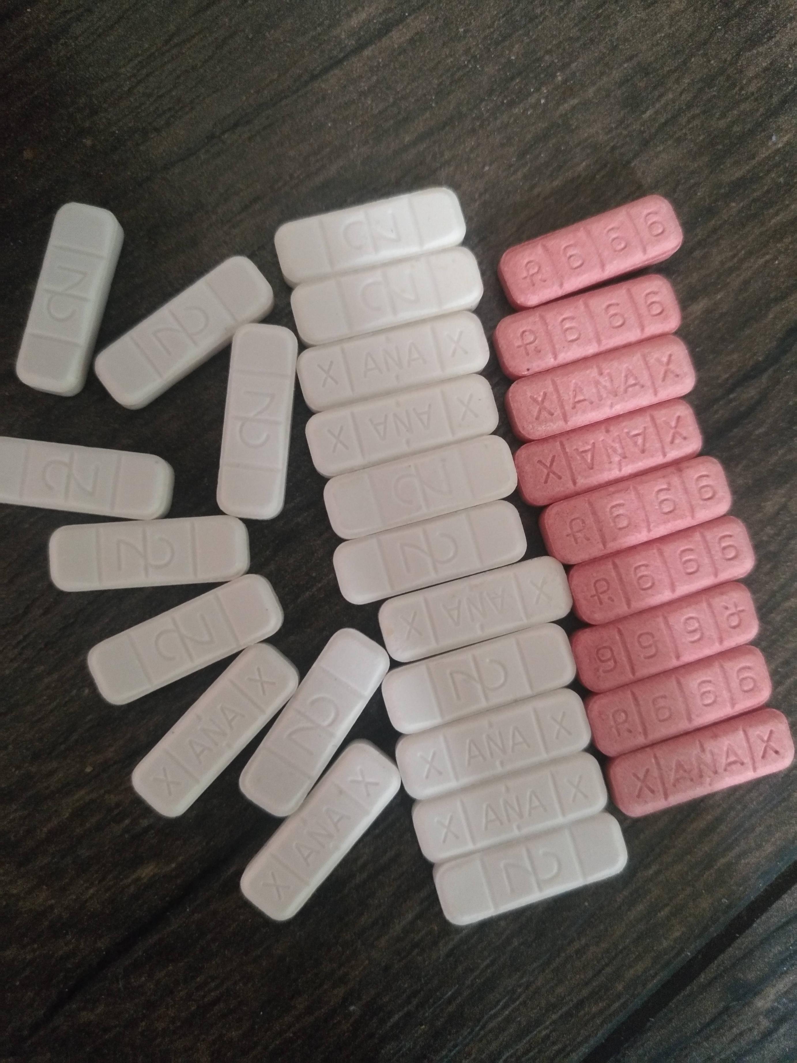 2765x3686 Fake pills?