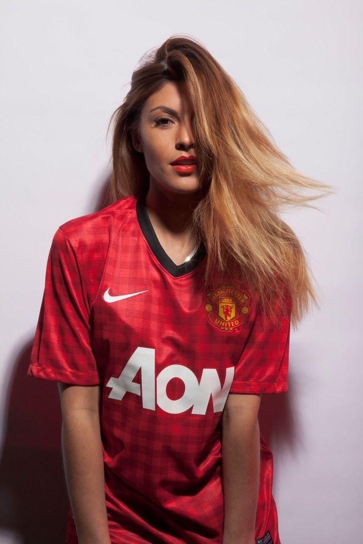 736x1104 Women Soccer Player Wallpaper