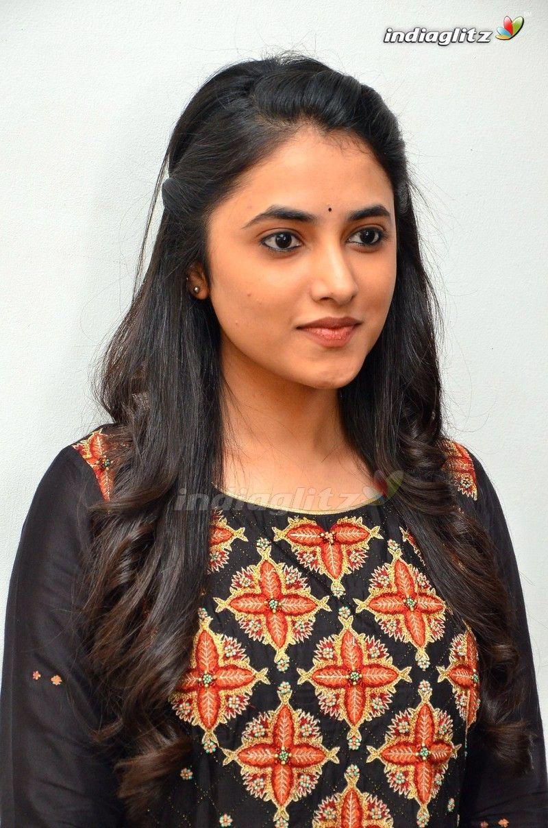 800x1208 Priyanka Arul Mohan Wallpaper