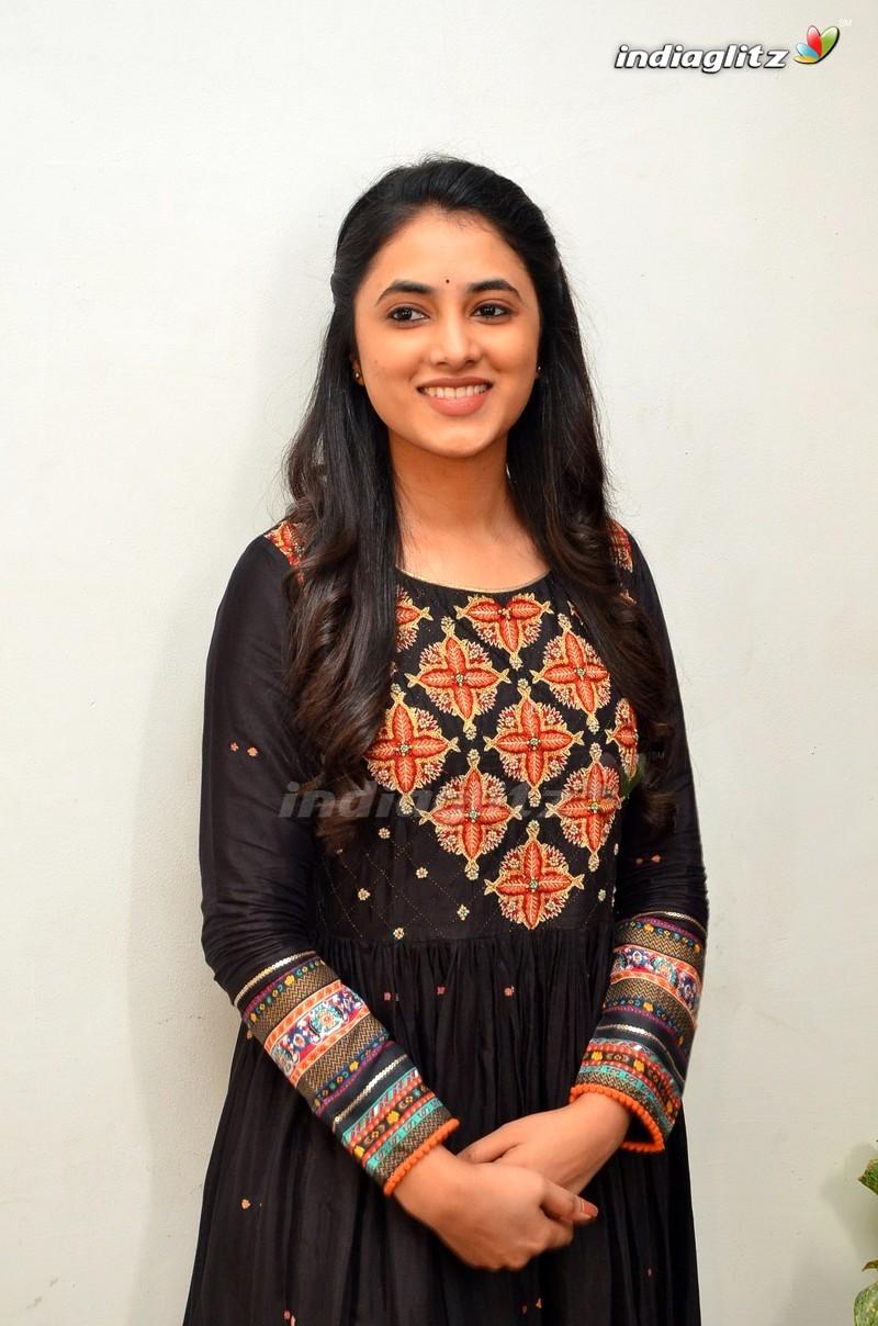 800x1208 Priyanka Arul Mohan Wallpaper