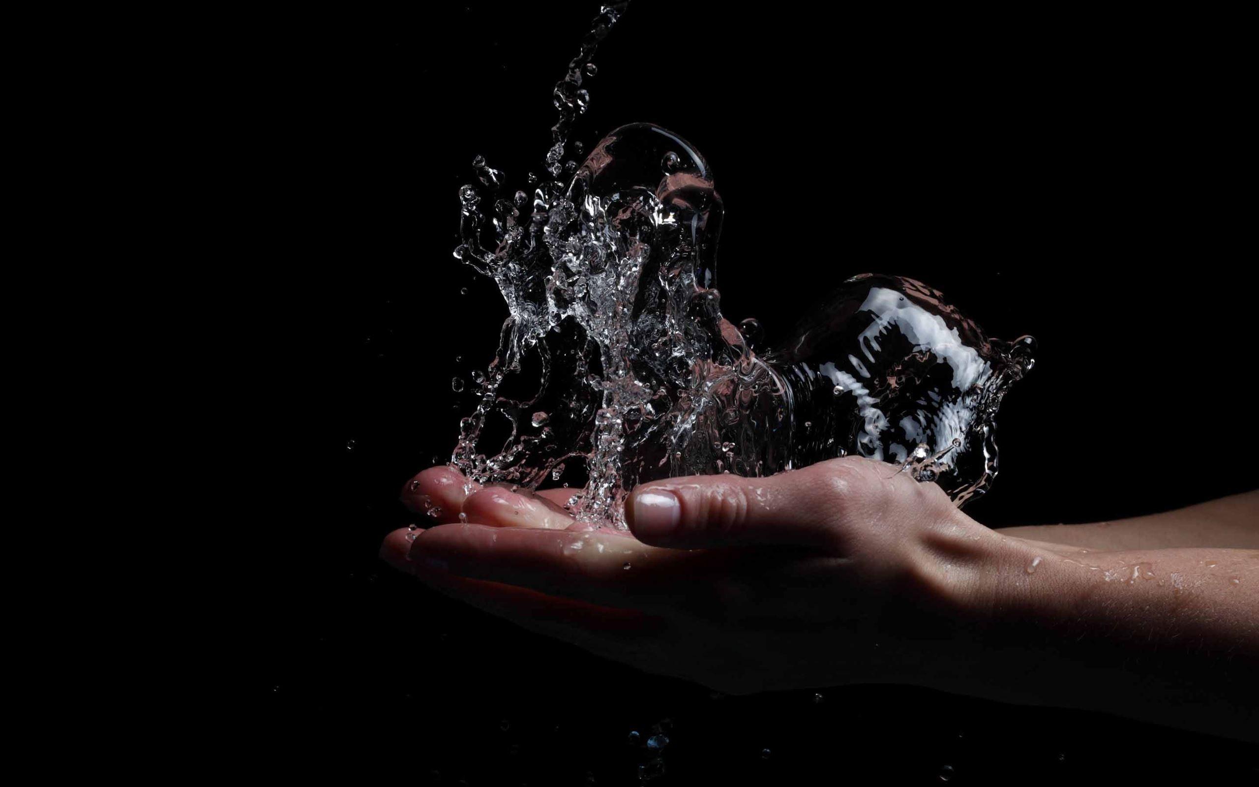 2560x1600 Water Splash MacBook Air Wallpaper Download