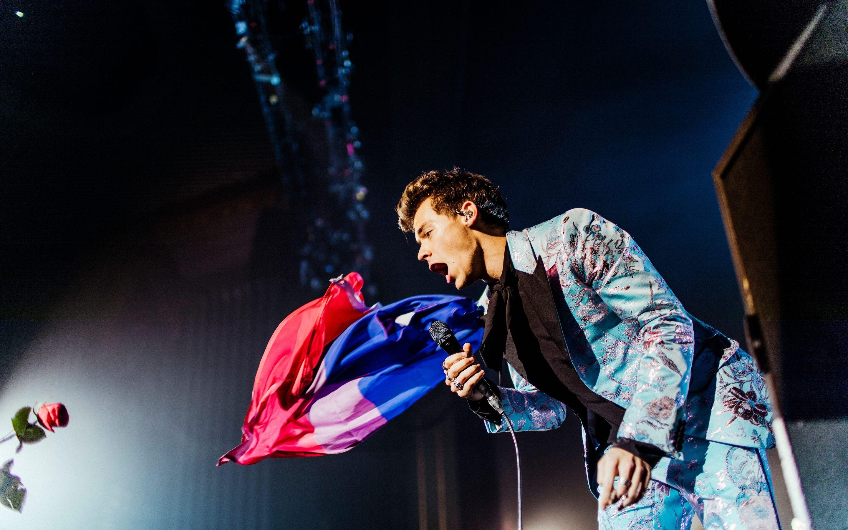 2880x1800 Harry Styles embarks on a beautiful musical journey at the Hammersmith Apollo