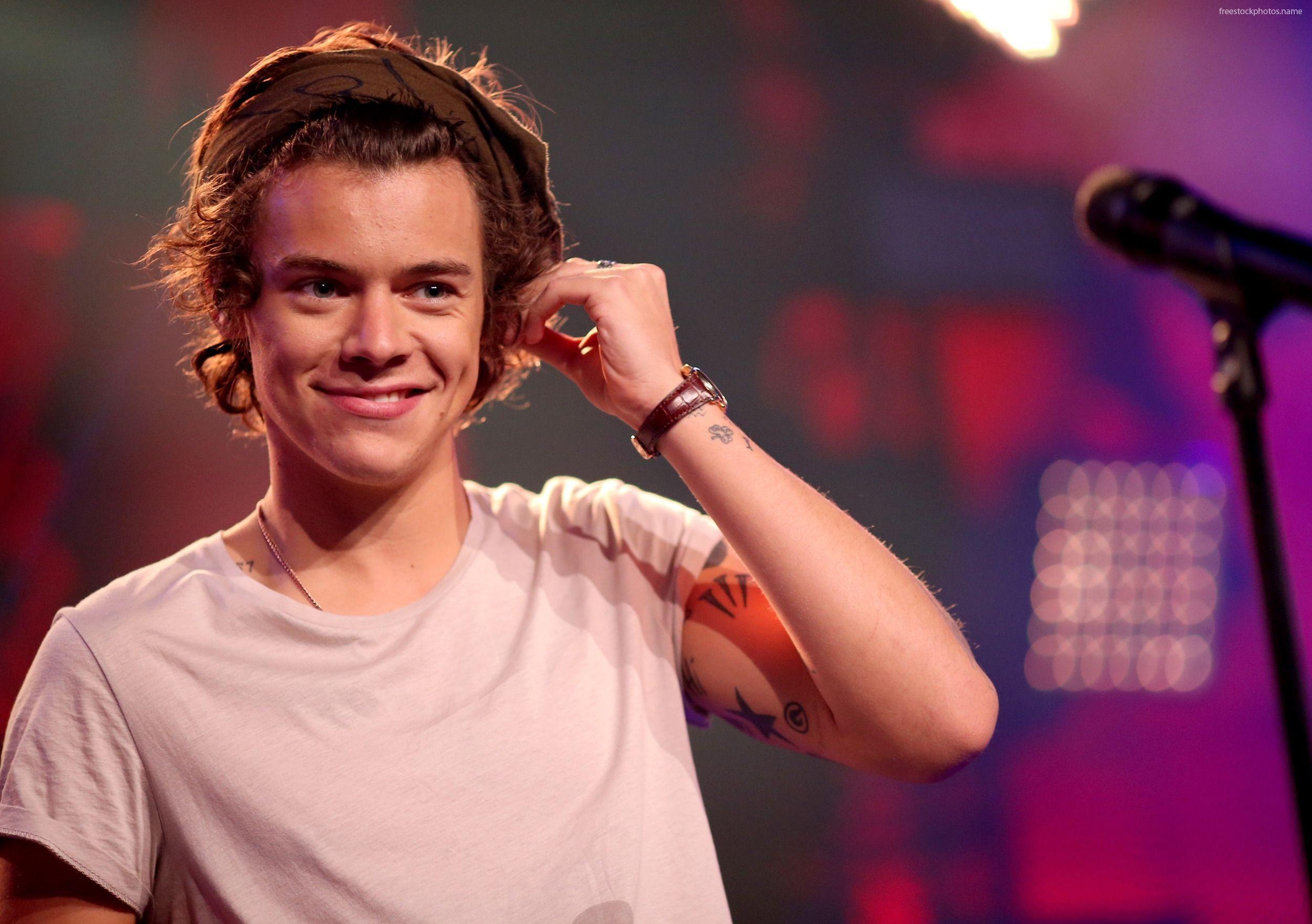 2500x1761 Macbook Wallpaper Harry Styles Wallpaper Laptop Picture