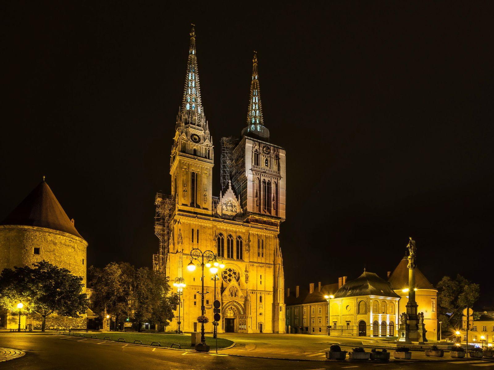 1600x1200 Ancient castle in the evening city of Zagreb Croatia Desktop wallpaper 1600x1200