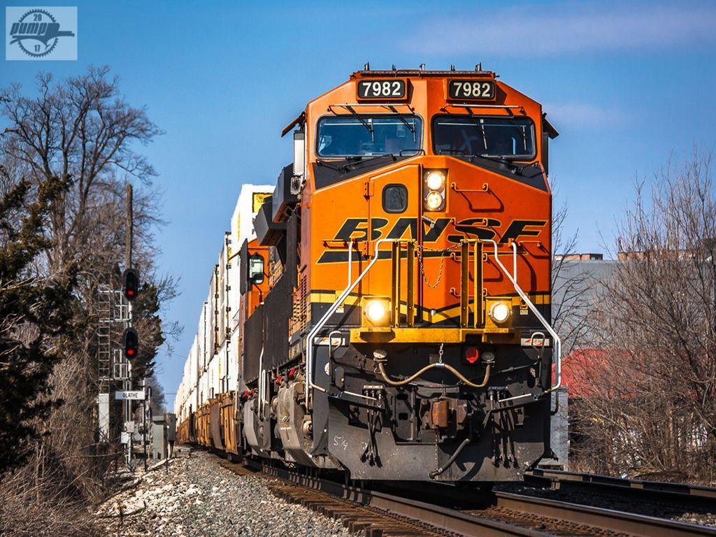 1024x768 Wallpaper Westbound BNSF Intermodal Train at OlatheKS (1024 x 768). Train, Bnsf railway, Railway