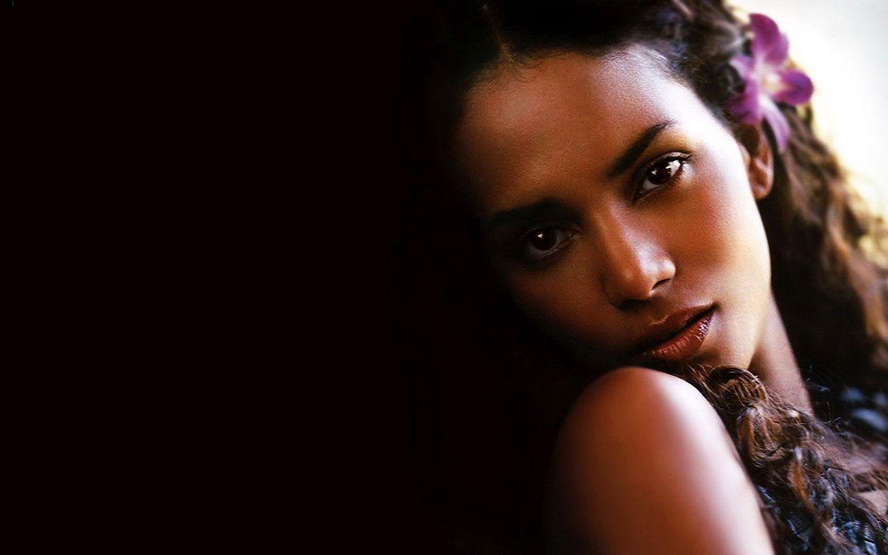 1280x800 Halle Berry HD Desktop Wallpaper 3 － Female Celebrities Wallpaper
