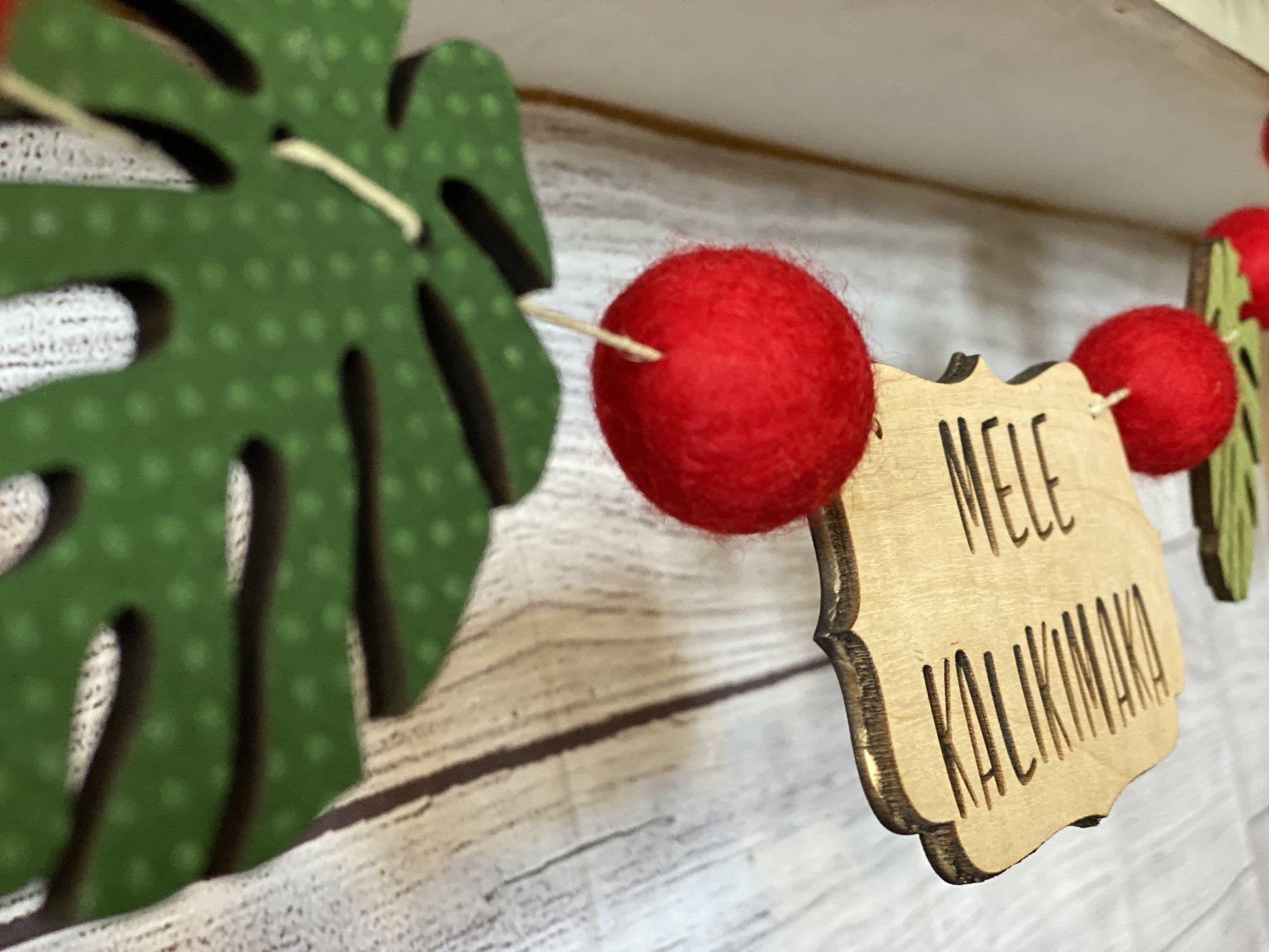 2048x1536 Mele Kalikimaka Monstera Garland