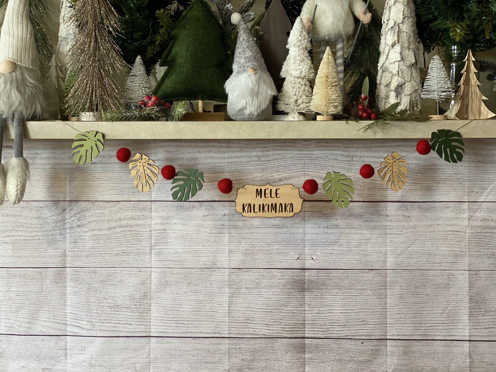 2048x1536 Mele Kalikimaka Monstera Garland