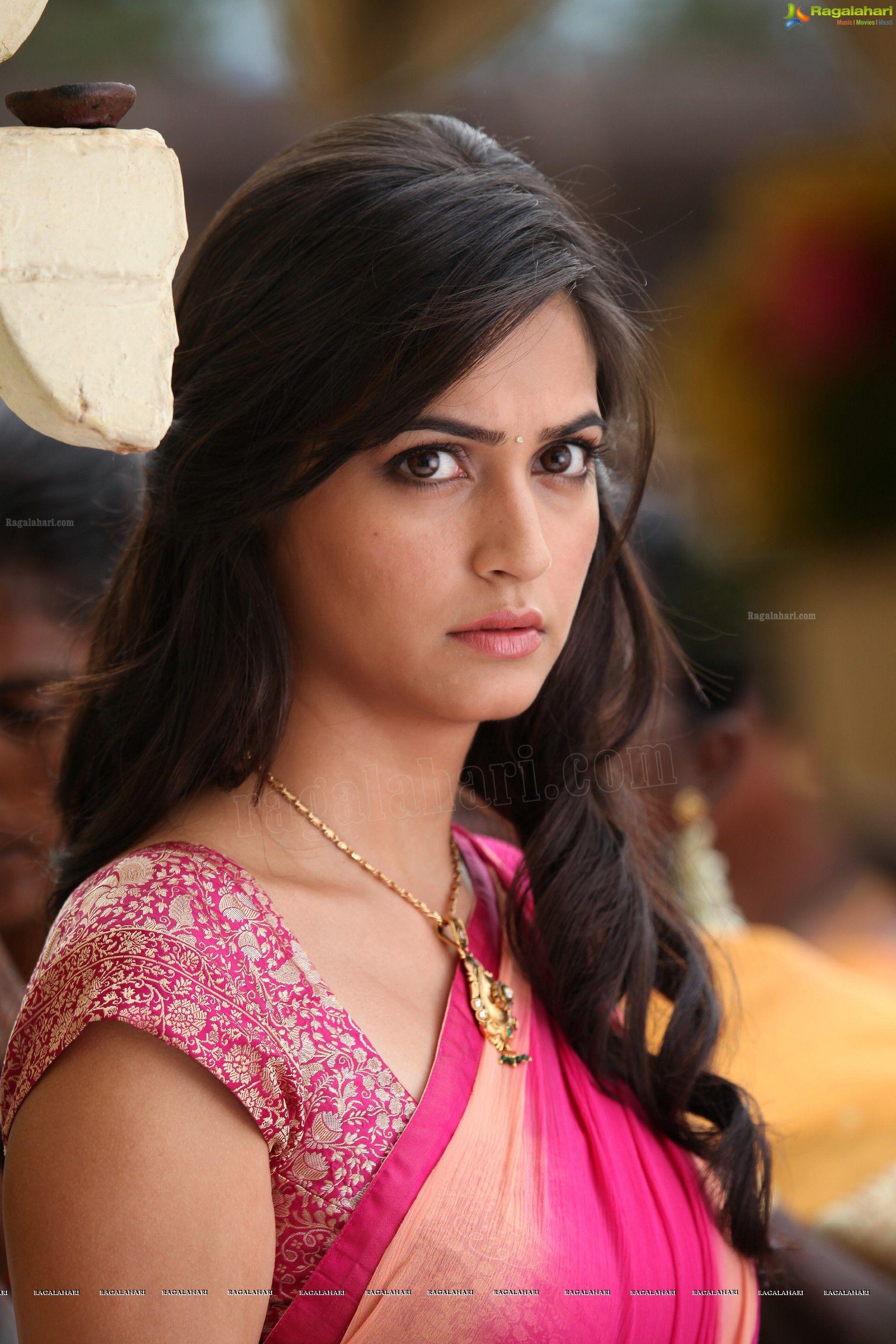1920x2880 Kriti Kharbanda HD Wallpaper