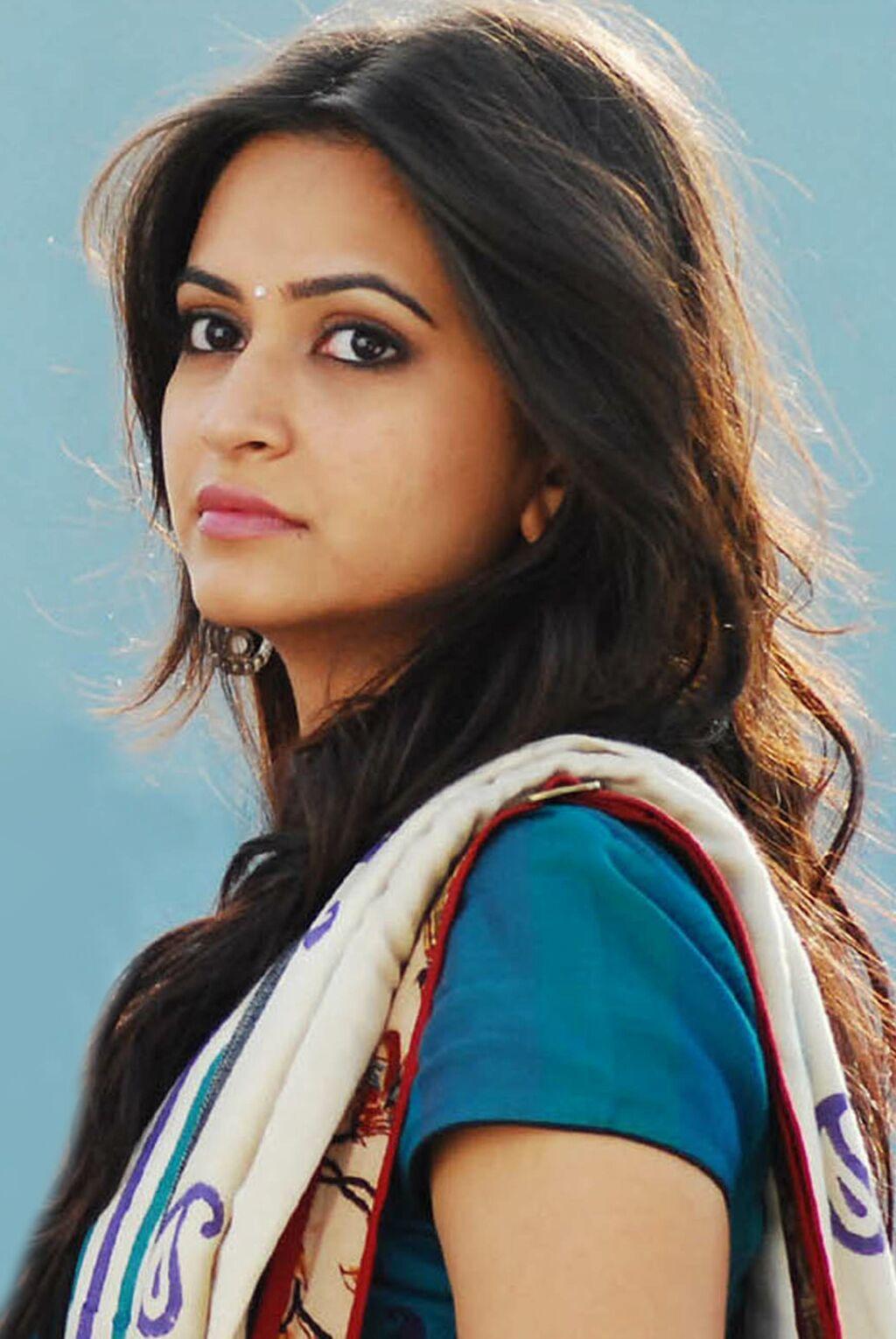1024x1530 Download Kriti Kharbanda In Googly Wallpaper HD Free Kharbanda In Googly Wallpaper & Background Download