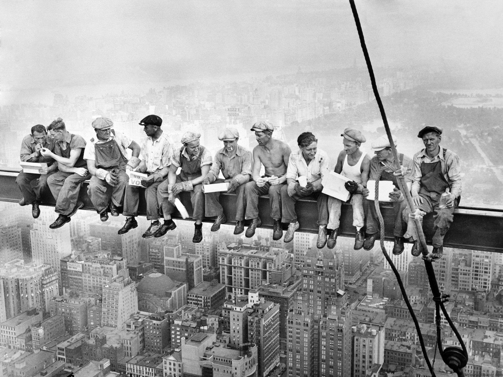 2048x1536 Lunch atop a Skyscraper Wallpaper