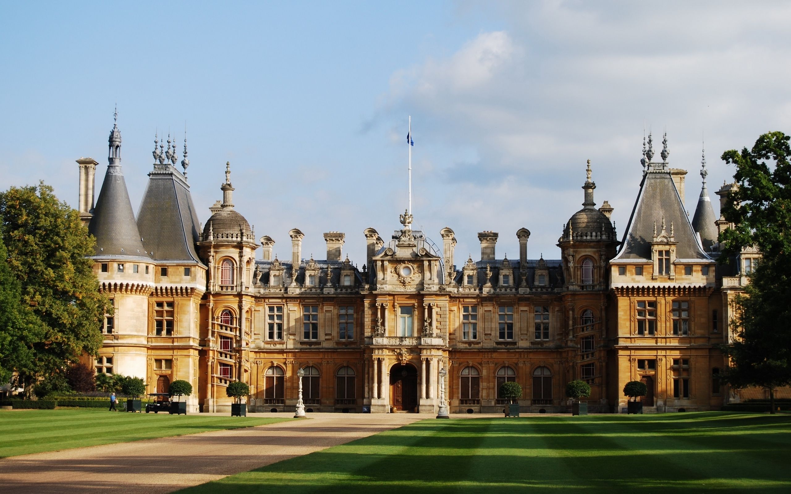 2560x1600 Desktop wallpaper: England, Castle, Waddesdon Manor, Man Made, Buckinghamshire, Country House, Palaces 4K free download for PC. 357121