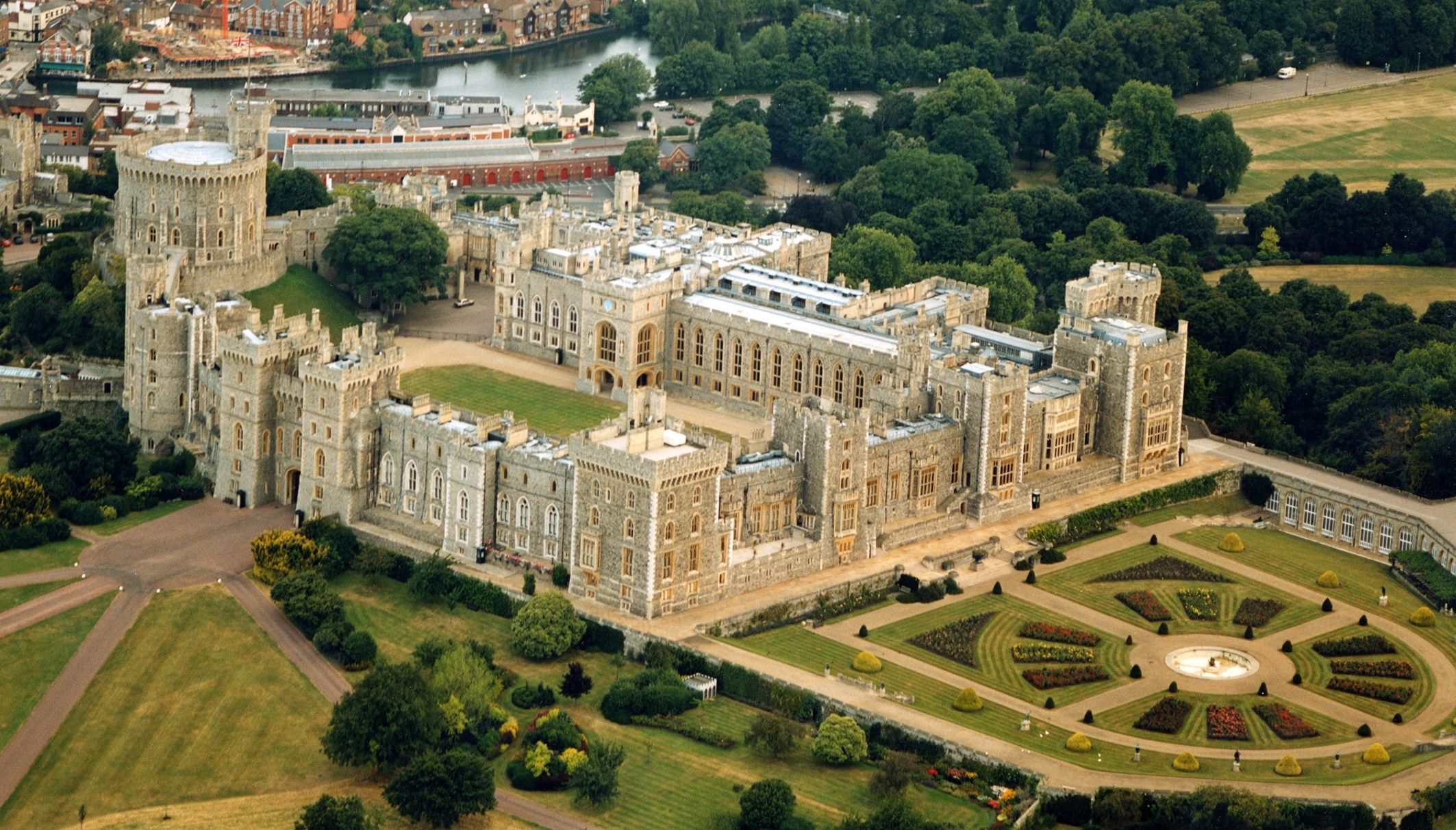 2126x1212 Windsor Castle Wallpaper
