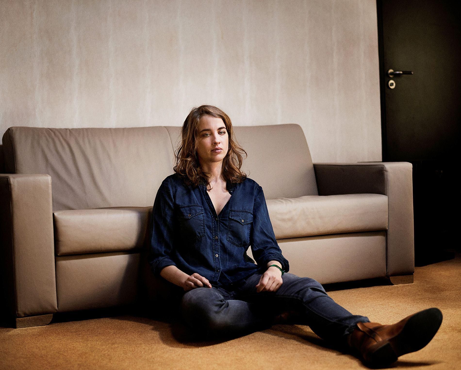 1900x1525 Adèle Haenel Wallpaper