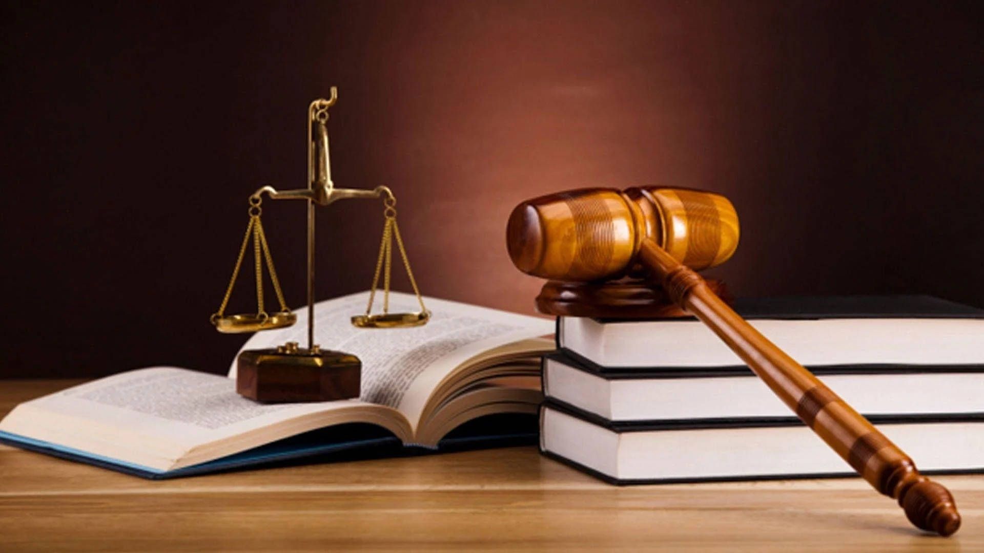 1920x1080 Download Advocate Varnished Gavel On Book Wallpaper