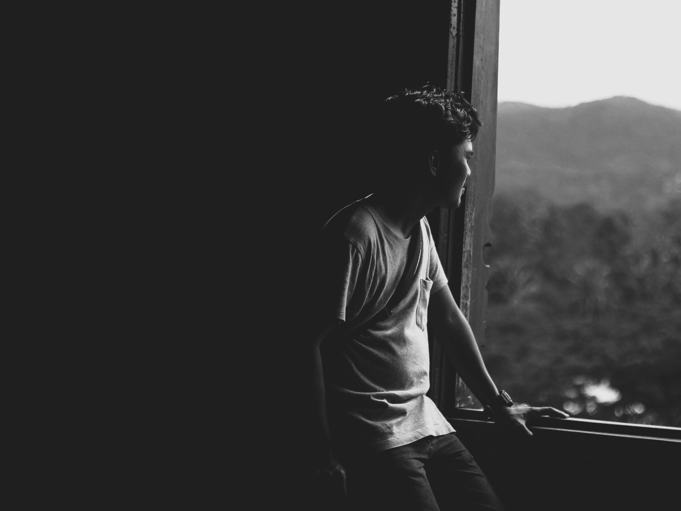 2304x1728 Black And White Man Wallpaper
