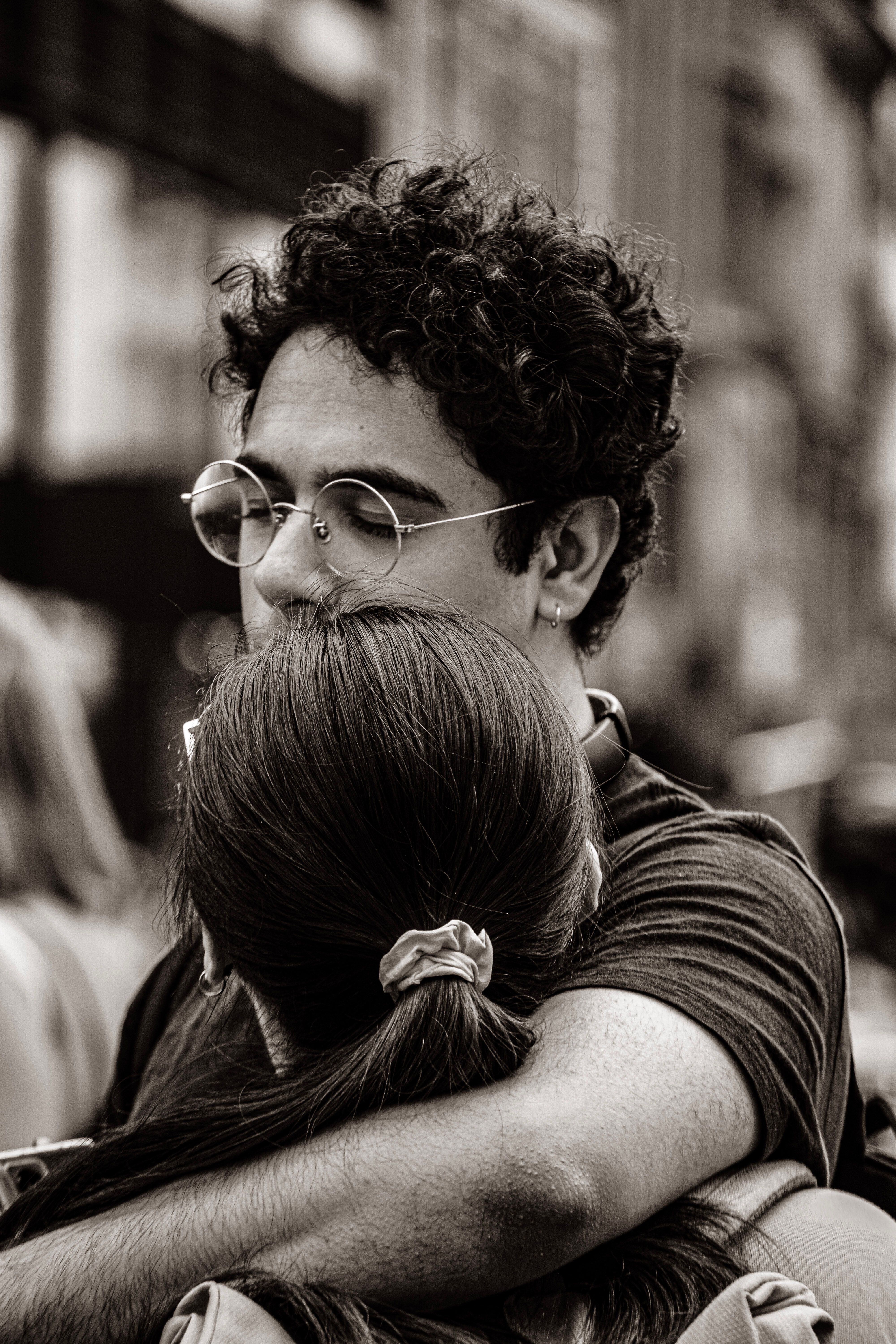 4000x6000 Black and White Photo of a Man Hugging a Woman · Free