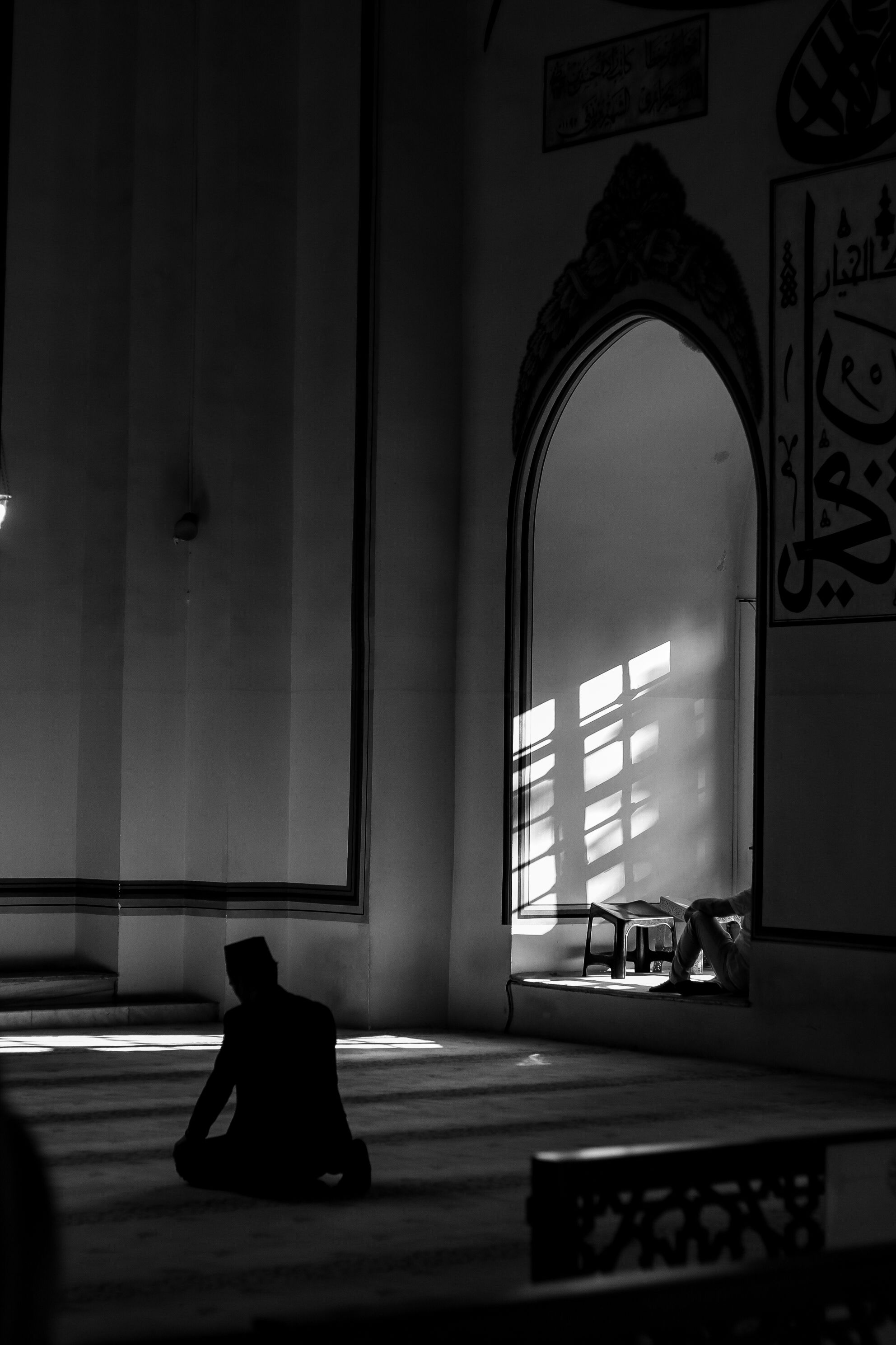 1984x2976 Black and White Photo of a Man Praying in a Mosque · Free