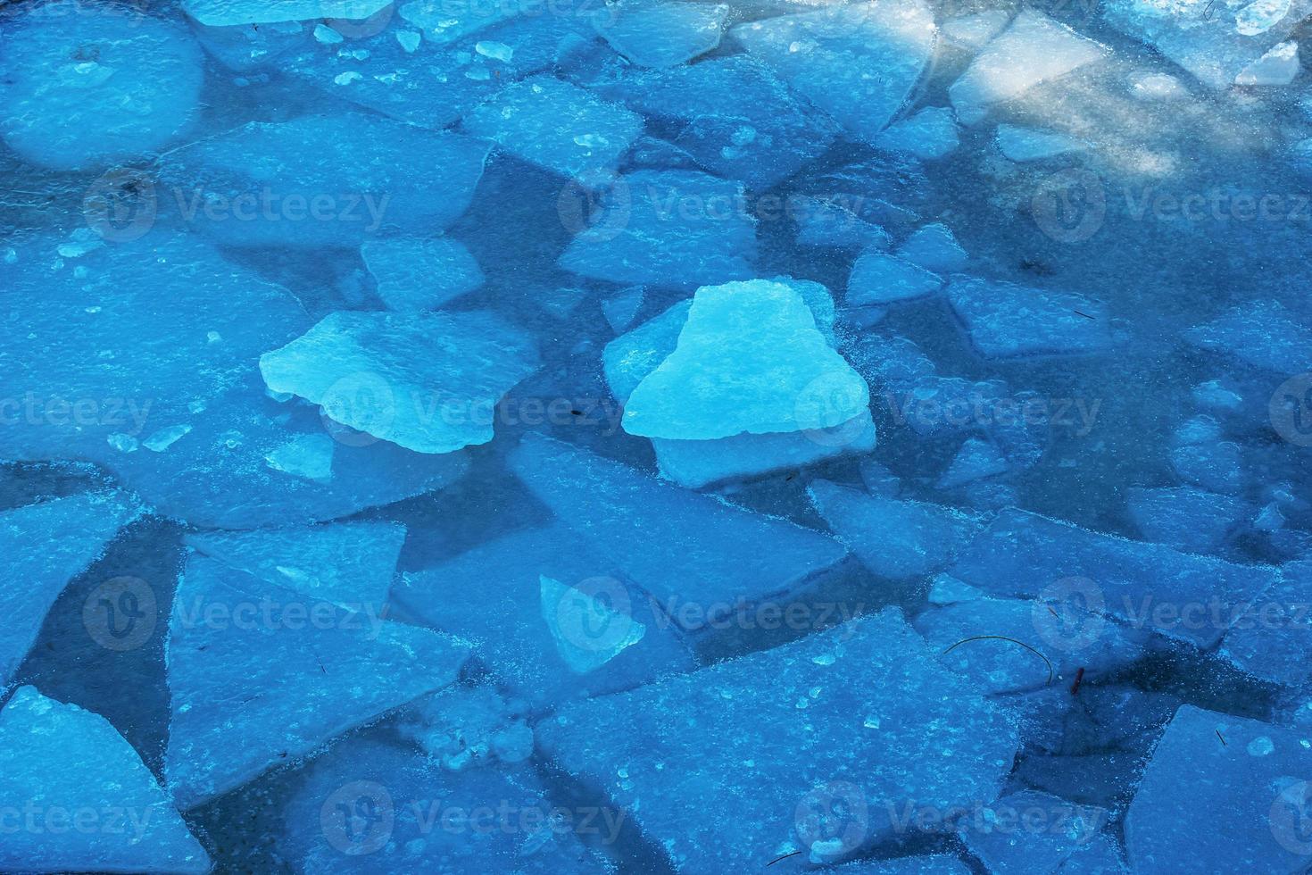 1470x980 Winter nature background with blocks of ice on frozen water in spring. Abstract background of drifting ice on water