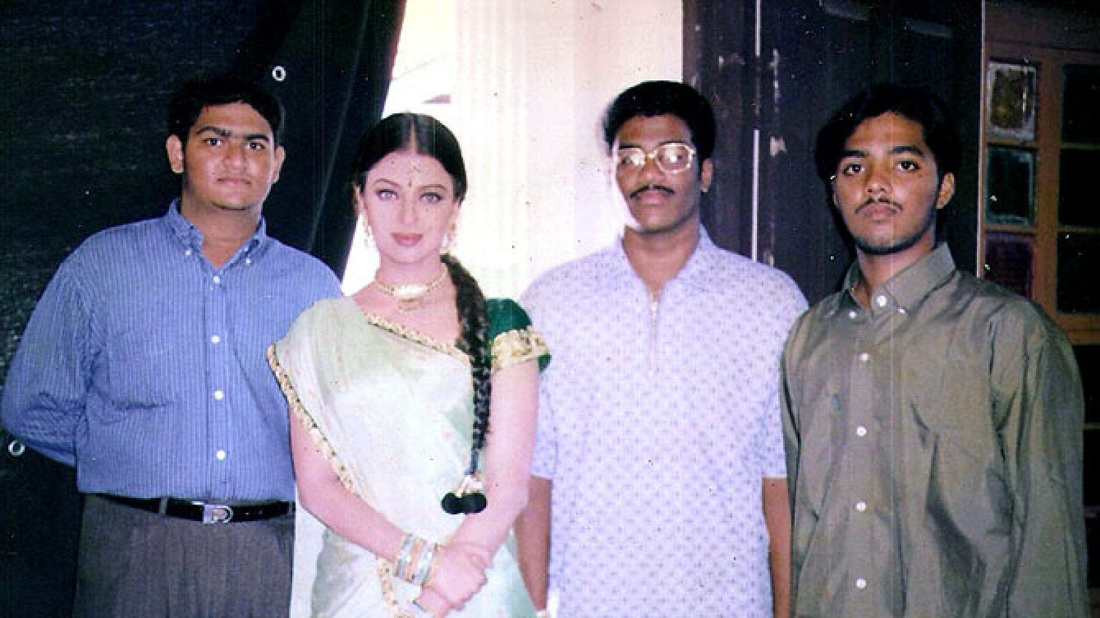 1600x900 Spotted: Aishwarya Rai on the sets of Kandukondain Kandukondain