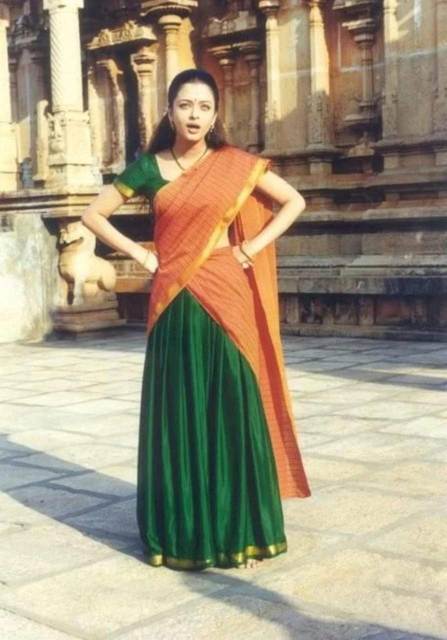895x1280 Aishwarya Rai in kandukondain kandukondain
