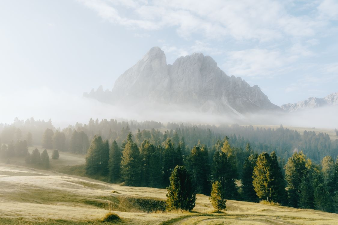 1125x750 Scenic Misty Mountain Landscape in Early Morning · Free