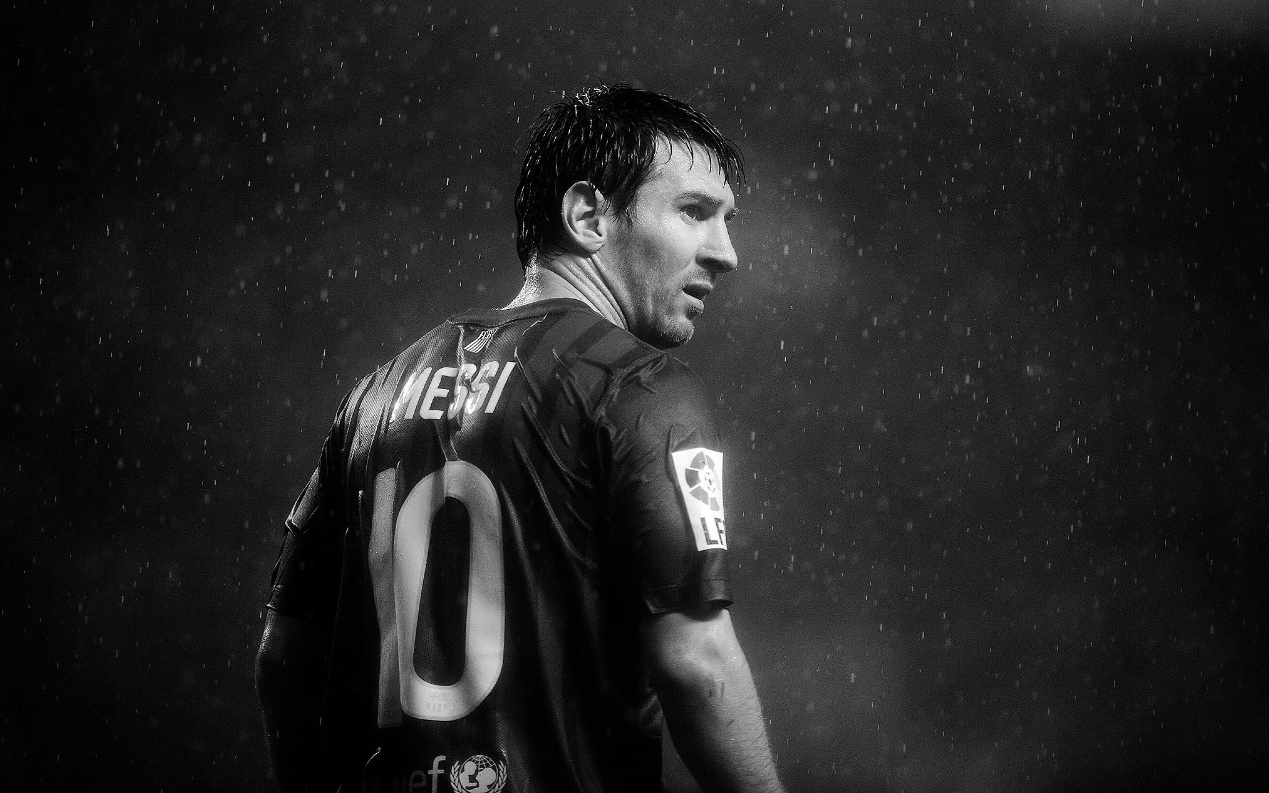 2560x1600 Lionel Messi Black & White Soccer HD Wallpaperx1600
