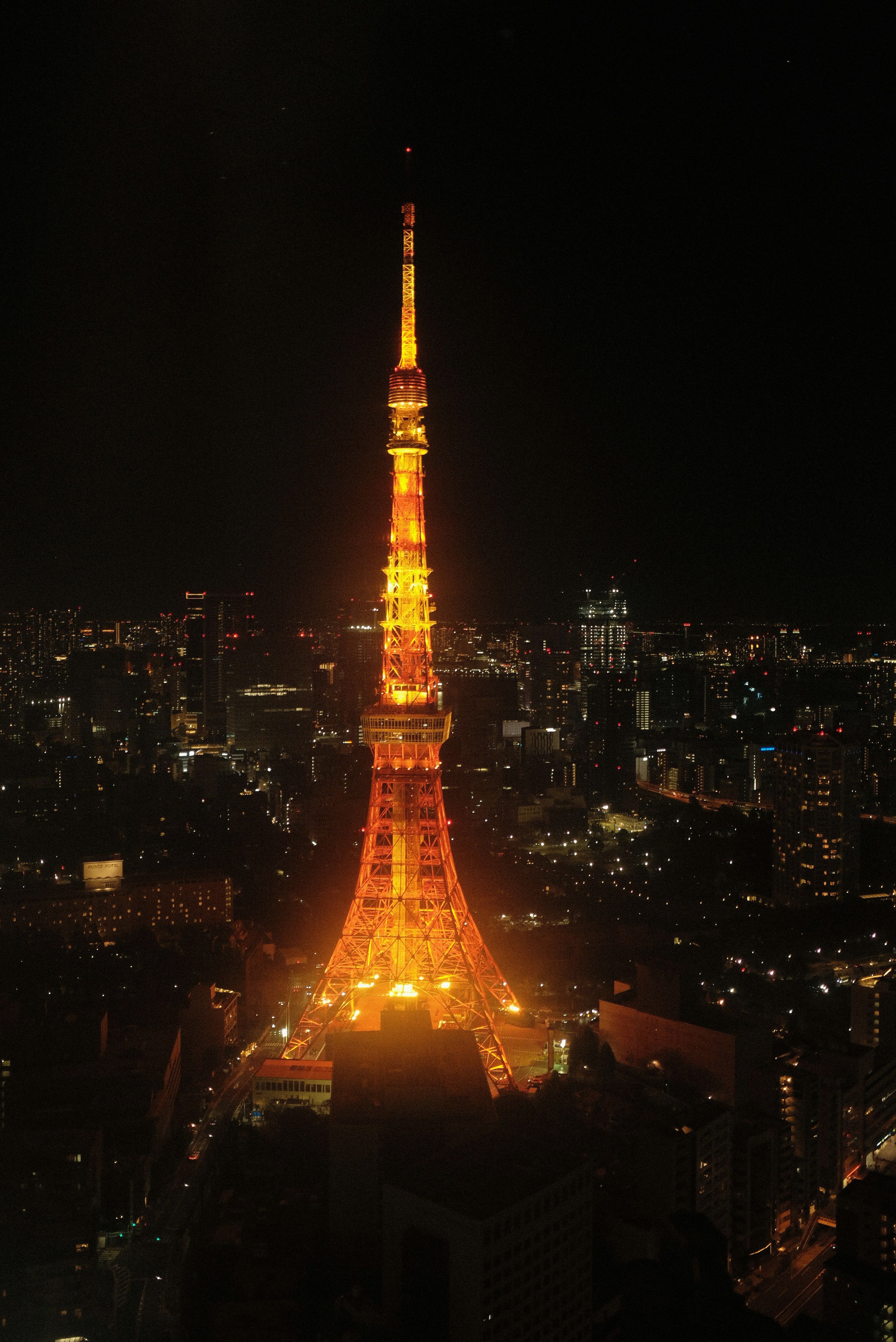 3000x4492 The eiffel tower is lit up at night